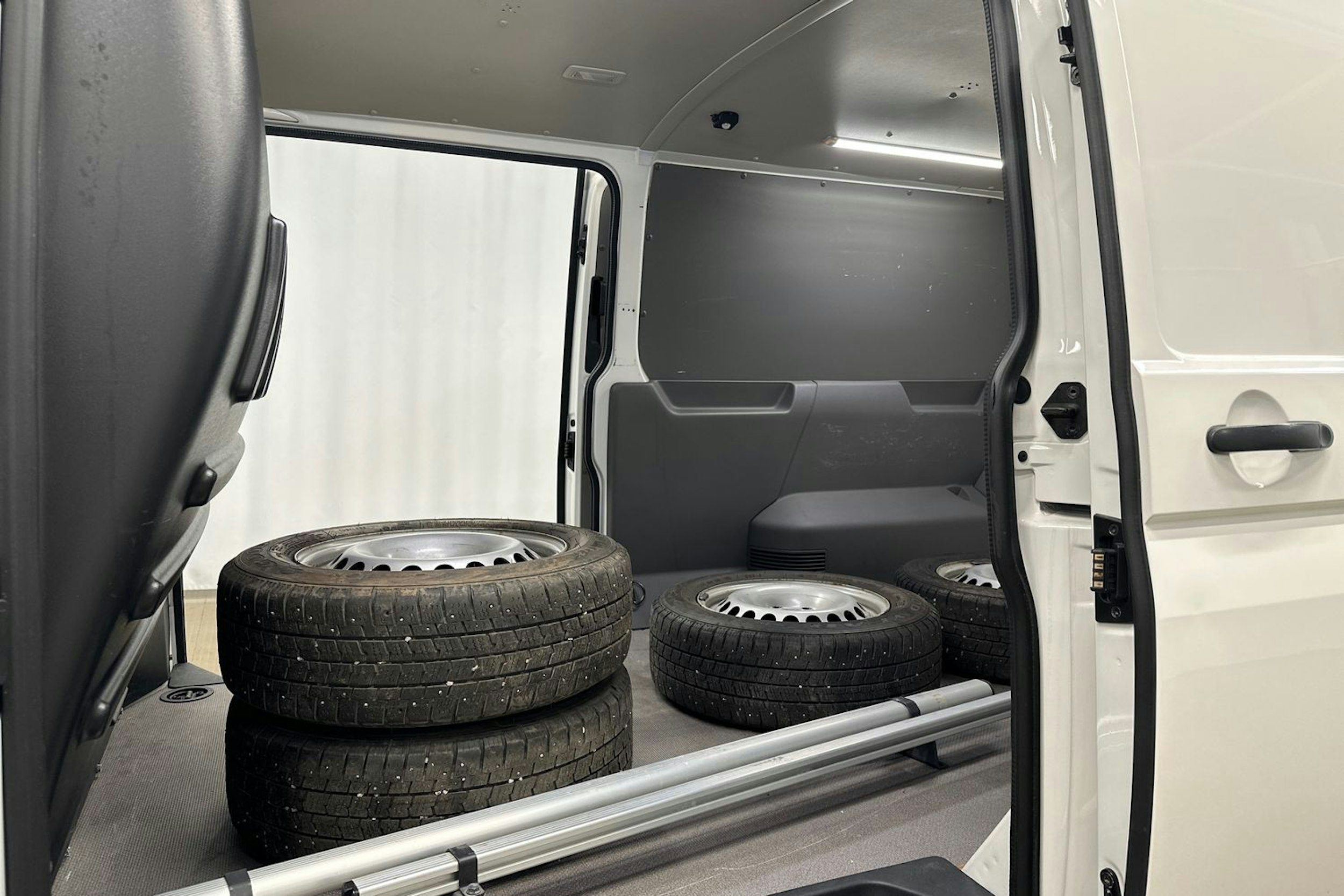 valkoinen Volkswagen Transporter 2020 kuva 31.