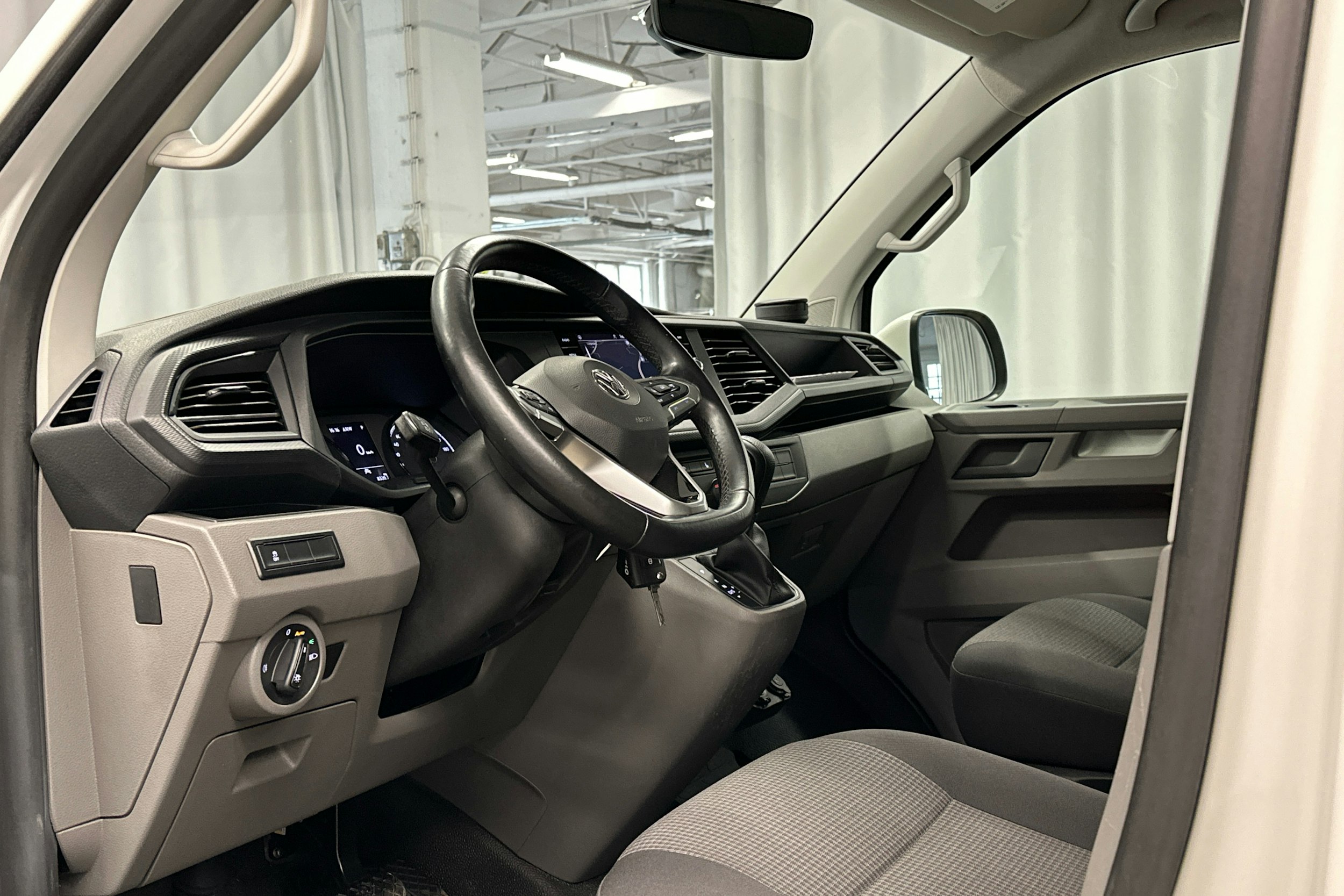 valkoinen Volkswagen Transporter 2020 kuva 9.