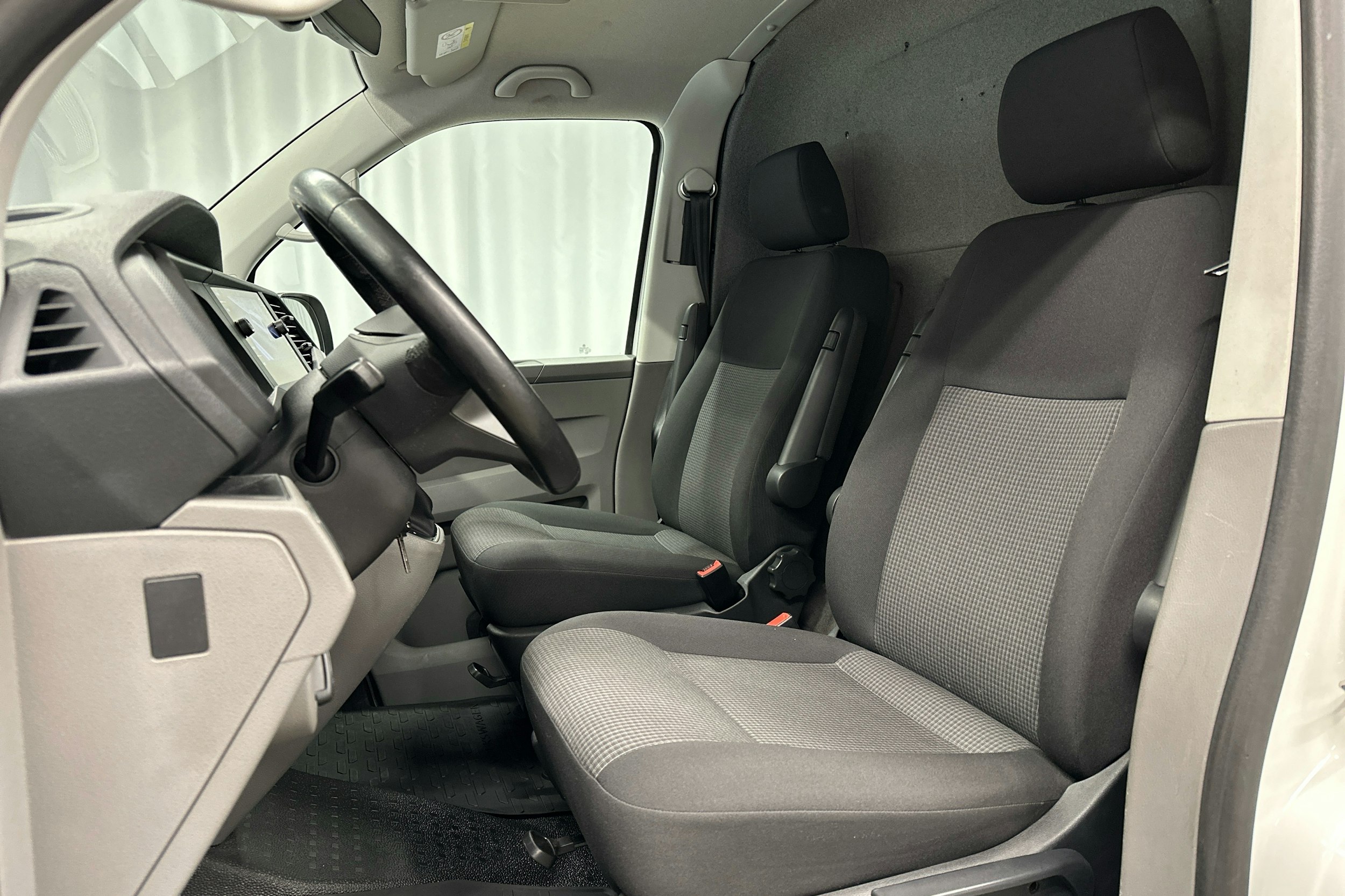valkoinen Volkswagen Transporter 2020 kuva 16.