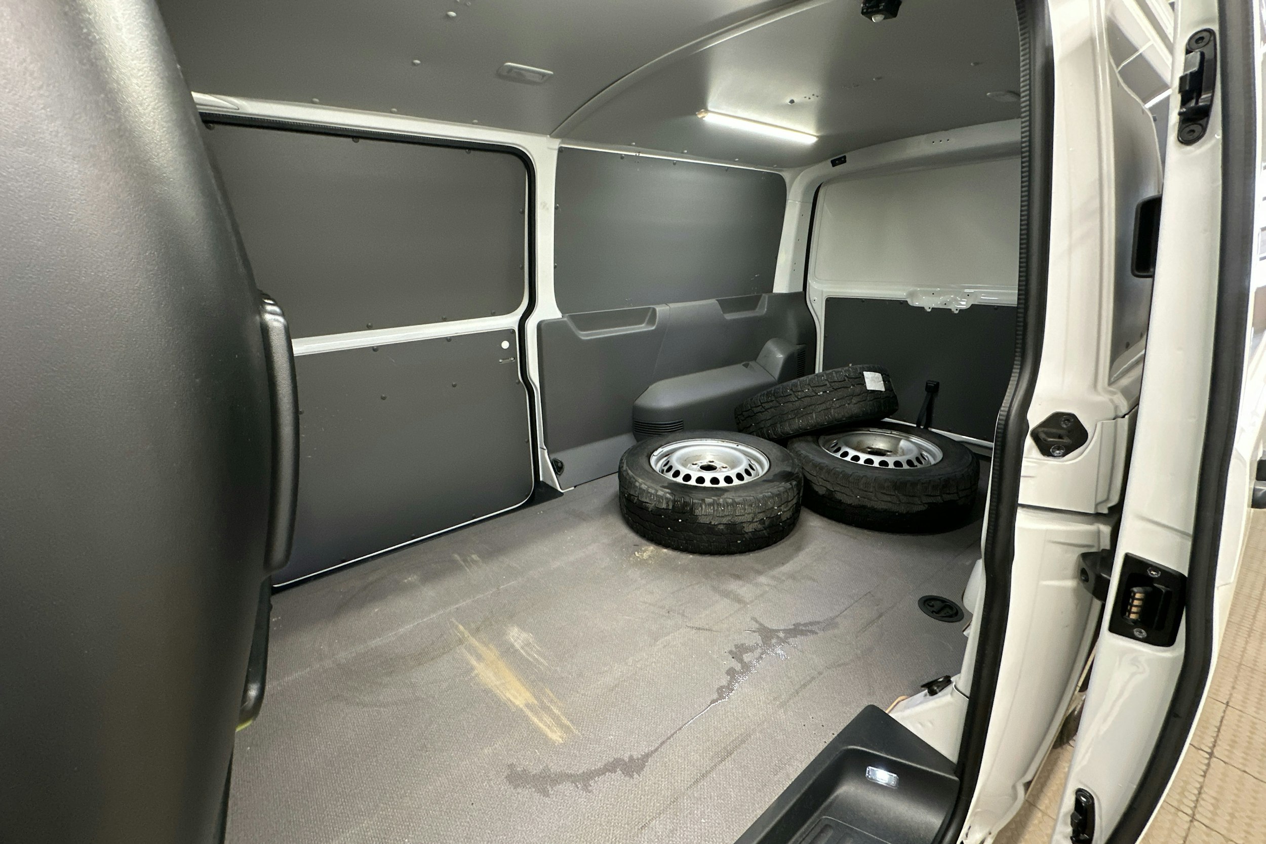 valkoinen Volkswagen Transporter 2020 kuva 17.