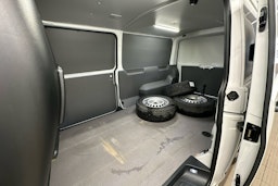 valkoinen Volkswagen Transporter 2020 kuva 17.