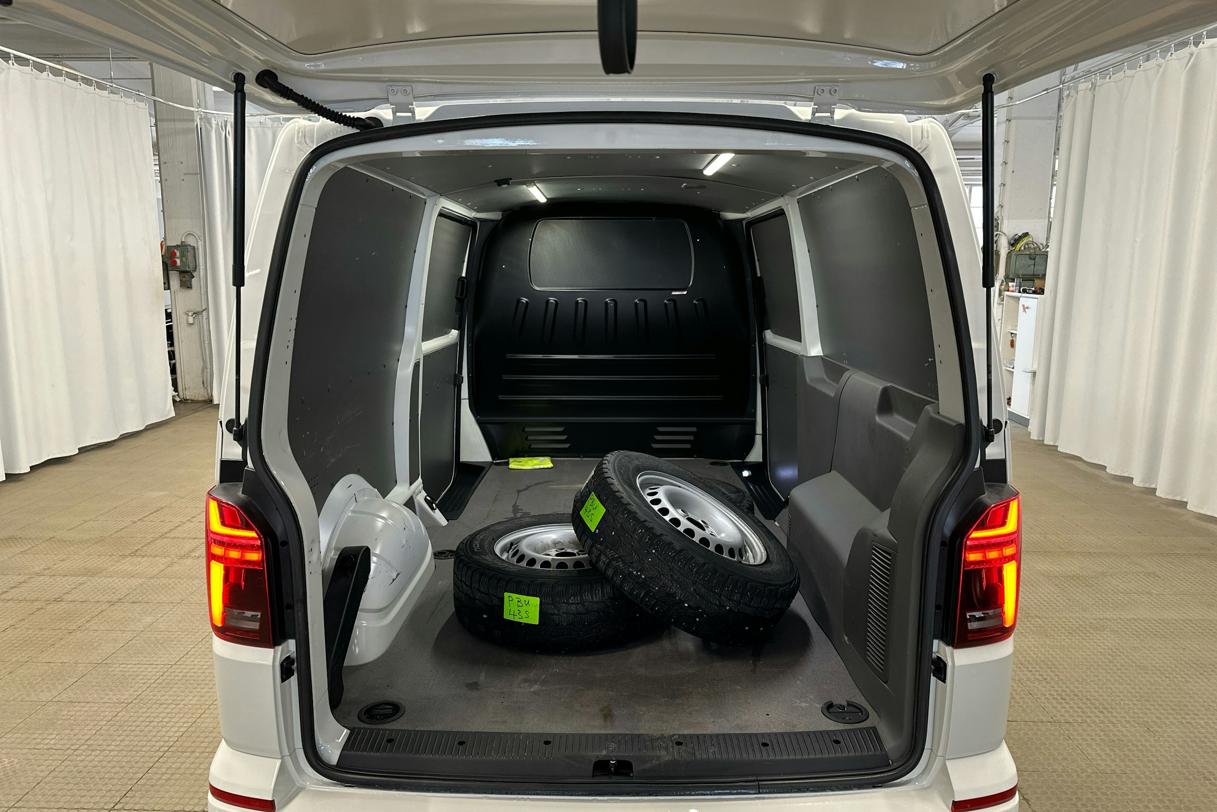 valkoinen Volkswagen Transporter 2020 kuva 18.
