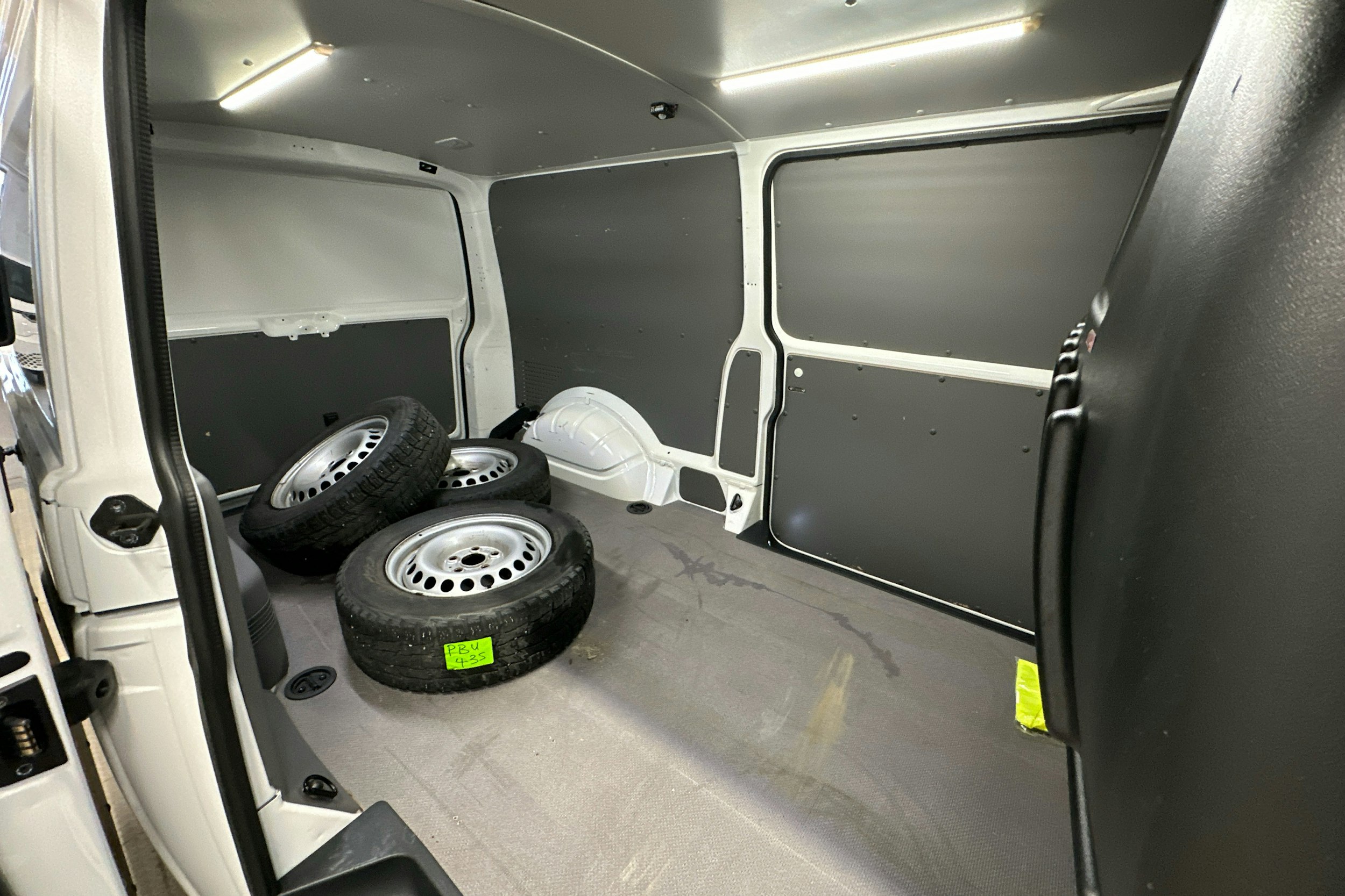 valkoinen Volkswagen Transporter 2020 kuva 19.