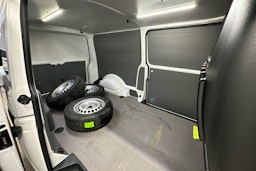 valkoinen Volkswagen Transporter 2020 kuva 19.