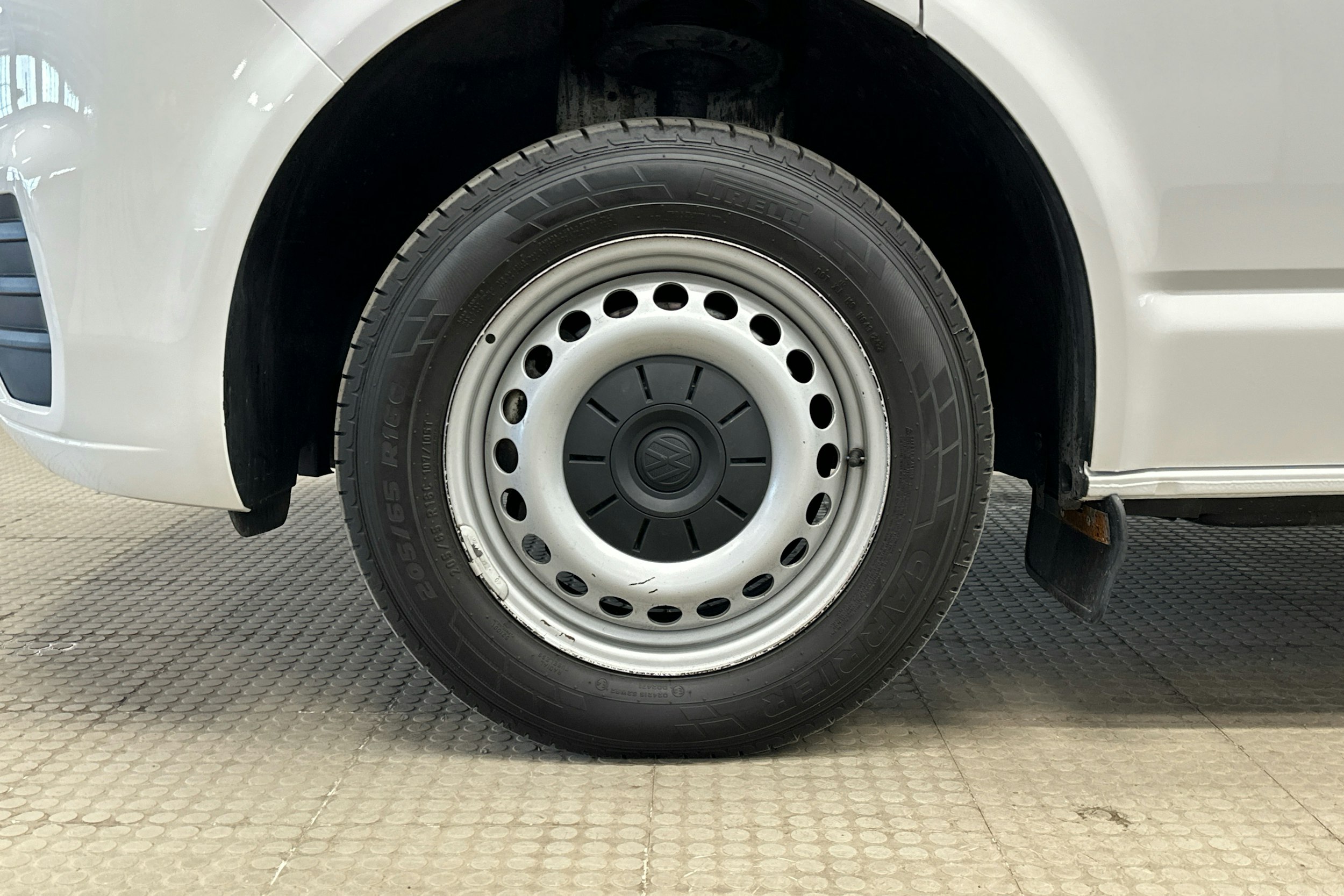 valkoinen Volkswagen Transporter 2020 kuva 20.
