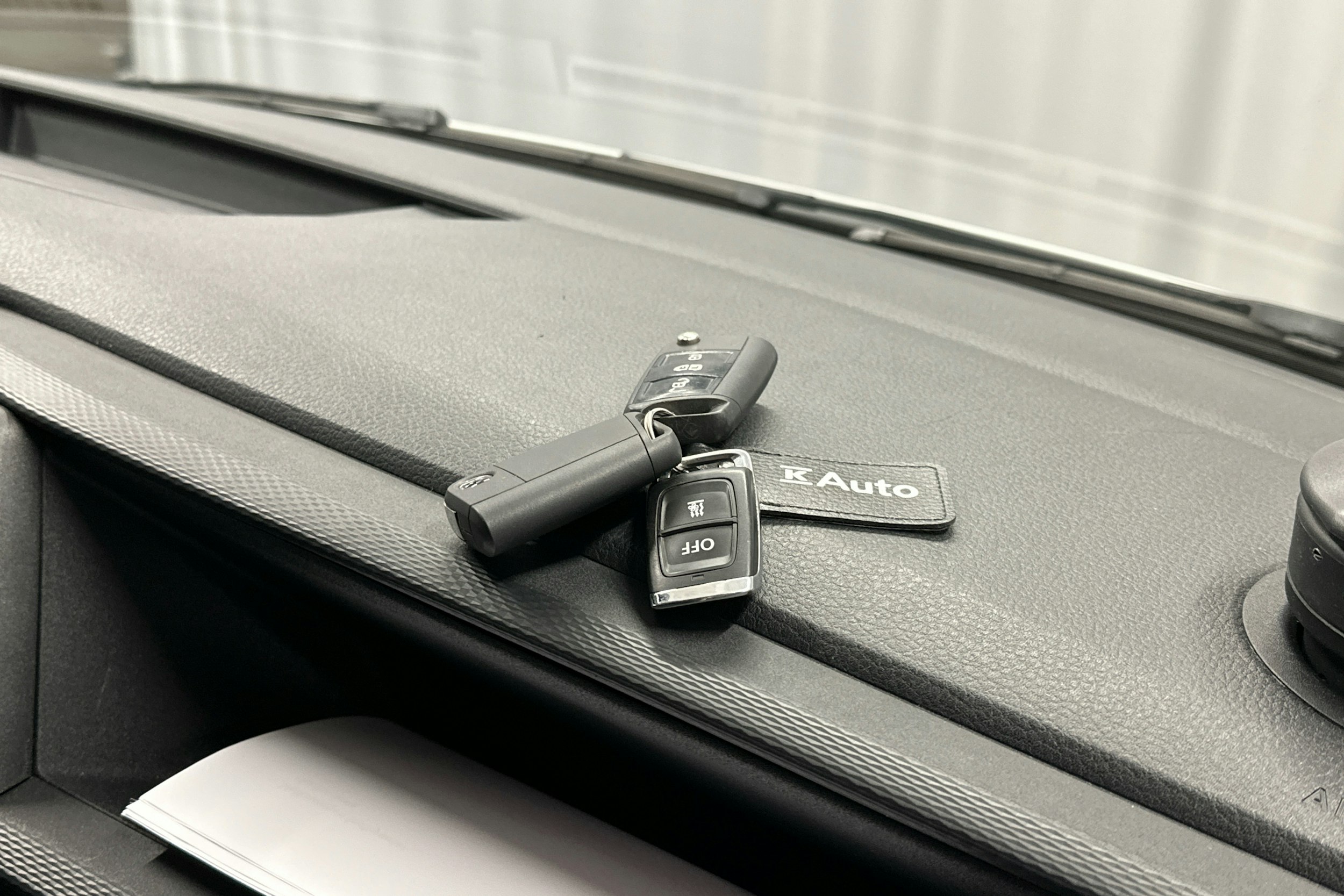 valkoinen Volkswagen Transporter 2020 kuva 22.