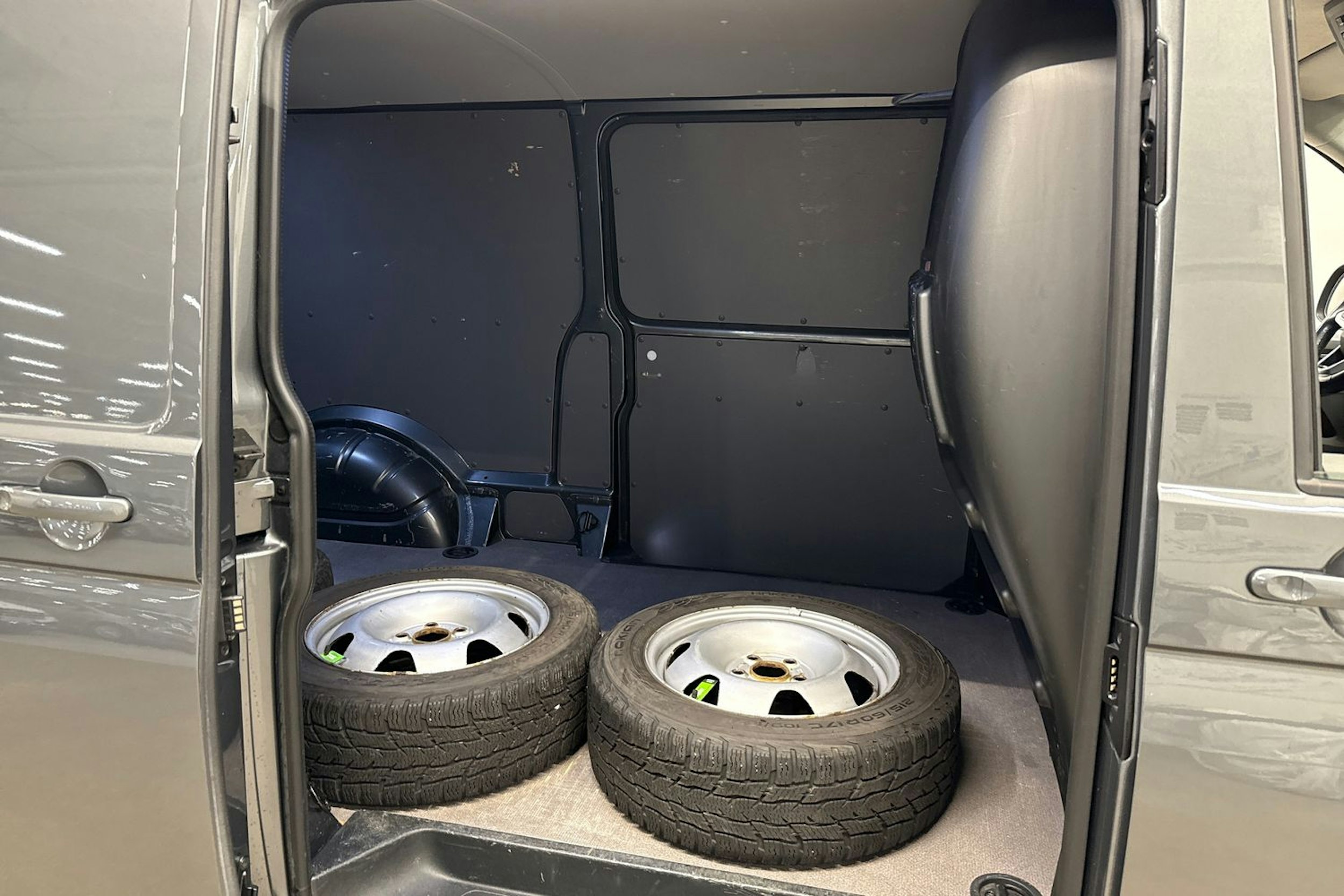 harmaa Volkswagen Transporter 2020 kuva 13.