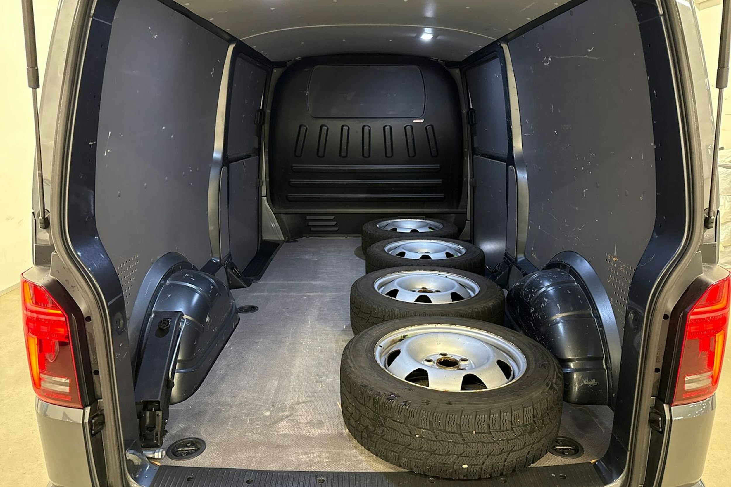 harmaa Volkswagen Transporter 2020 kuva 15.