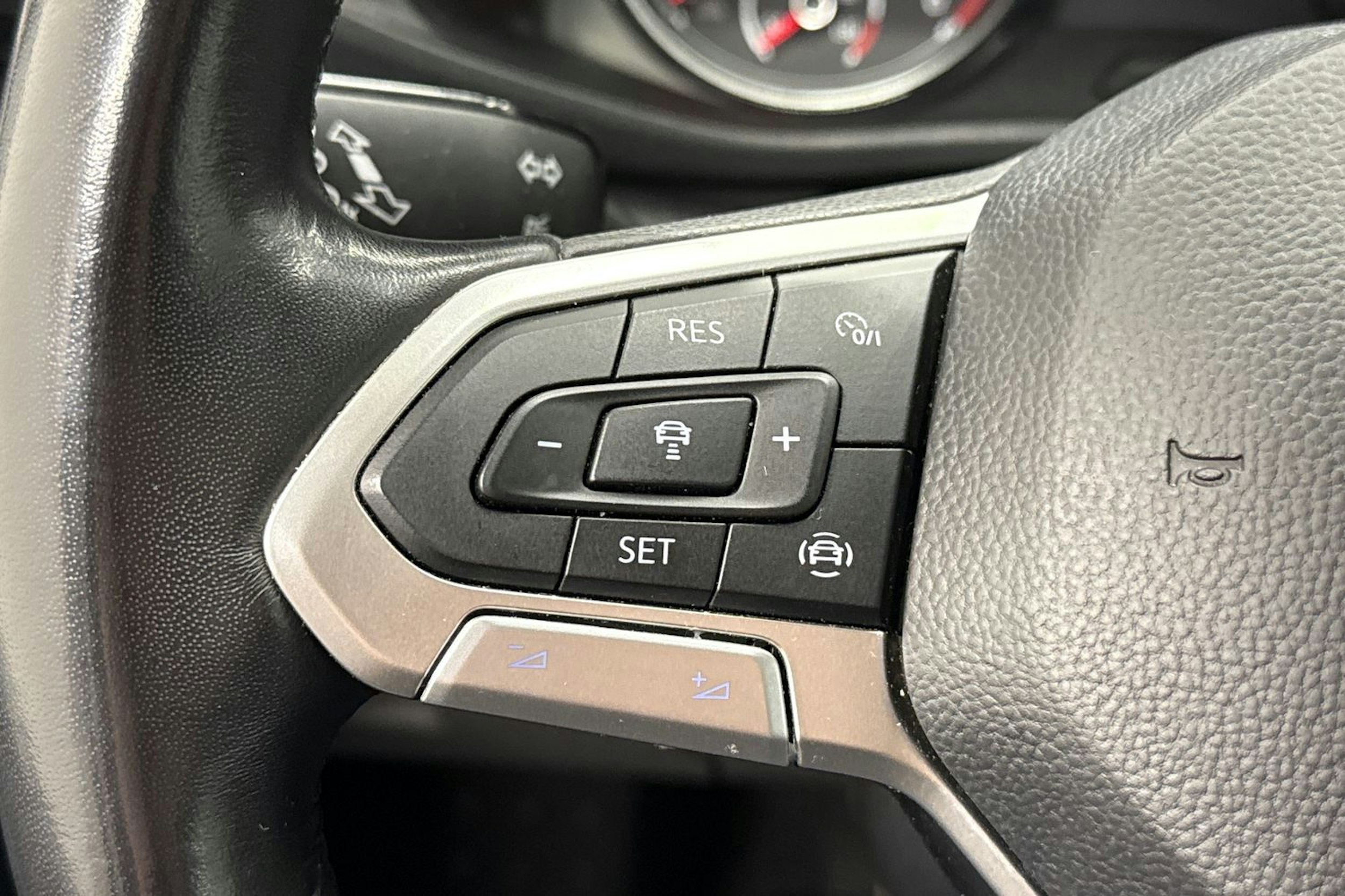 harmaa Volkswagen Transporter 2020 kuva 16.