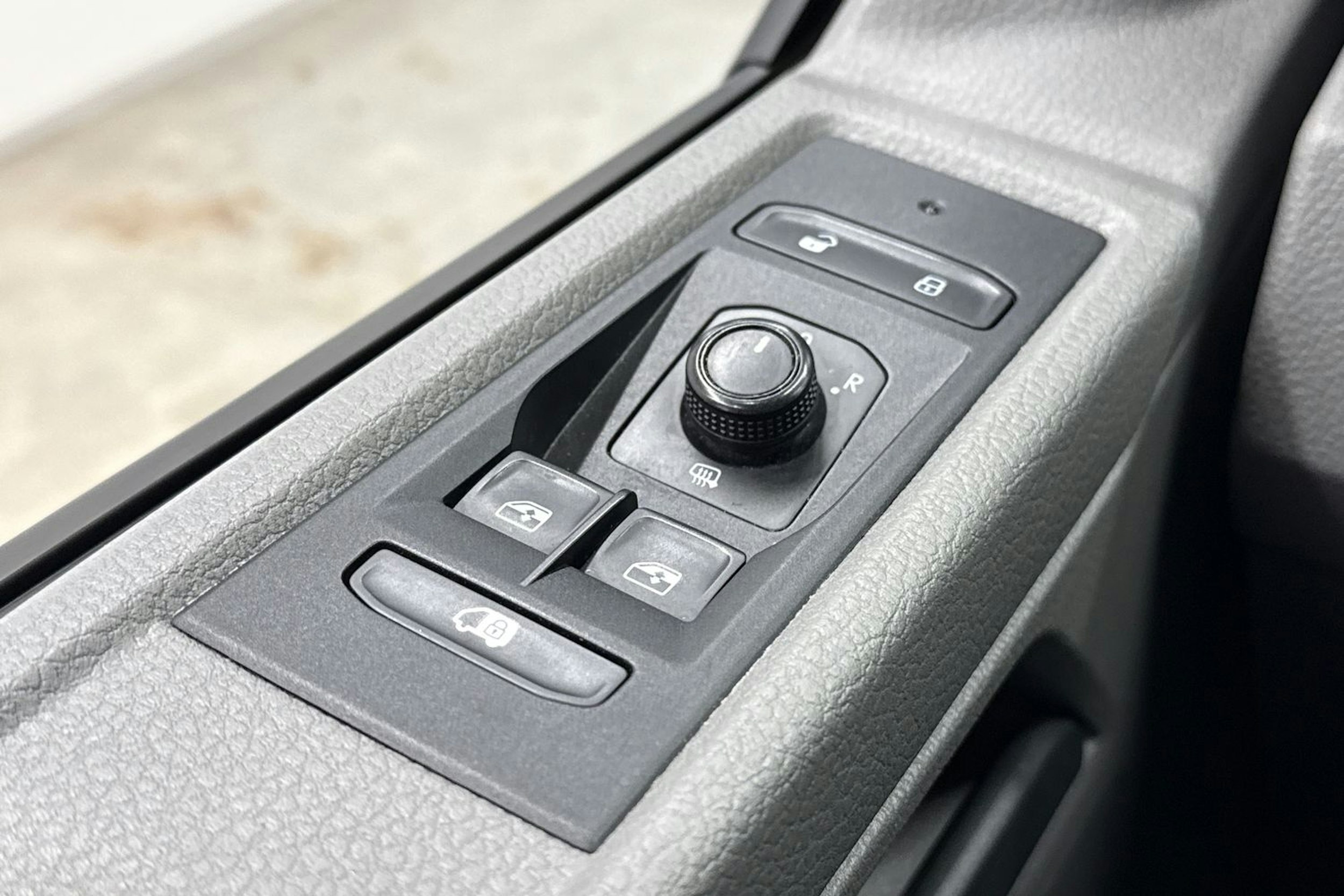 harmaa Volkswagen Transporter 2020 kuva 19.