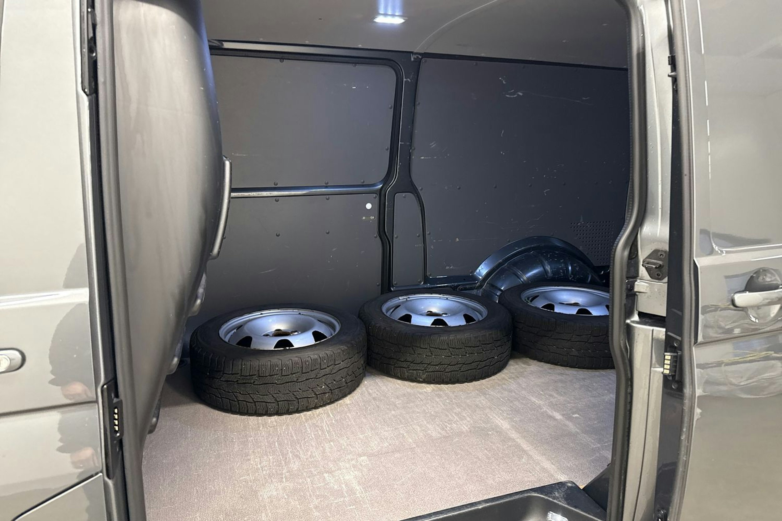 harmaa Volkswagen Transporter 2020 kuva 25.