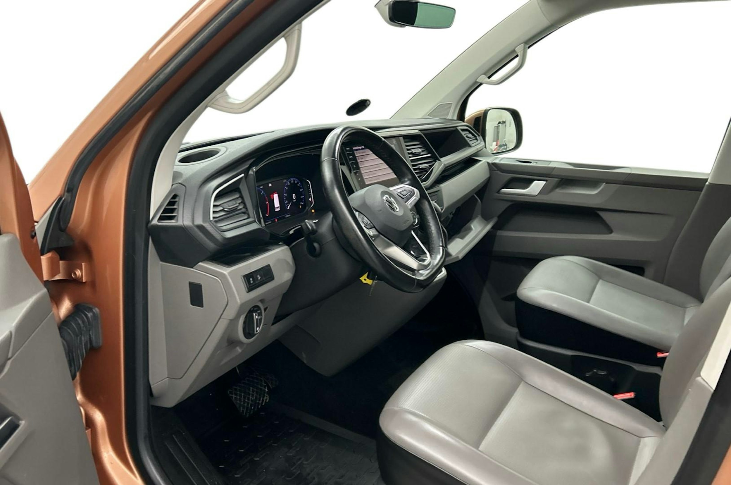 kuparinvärinen metal Volkswagen Transporter 2020 kuva 4.