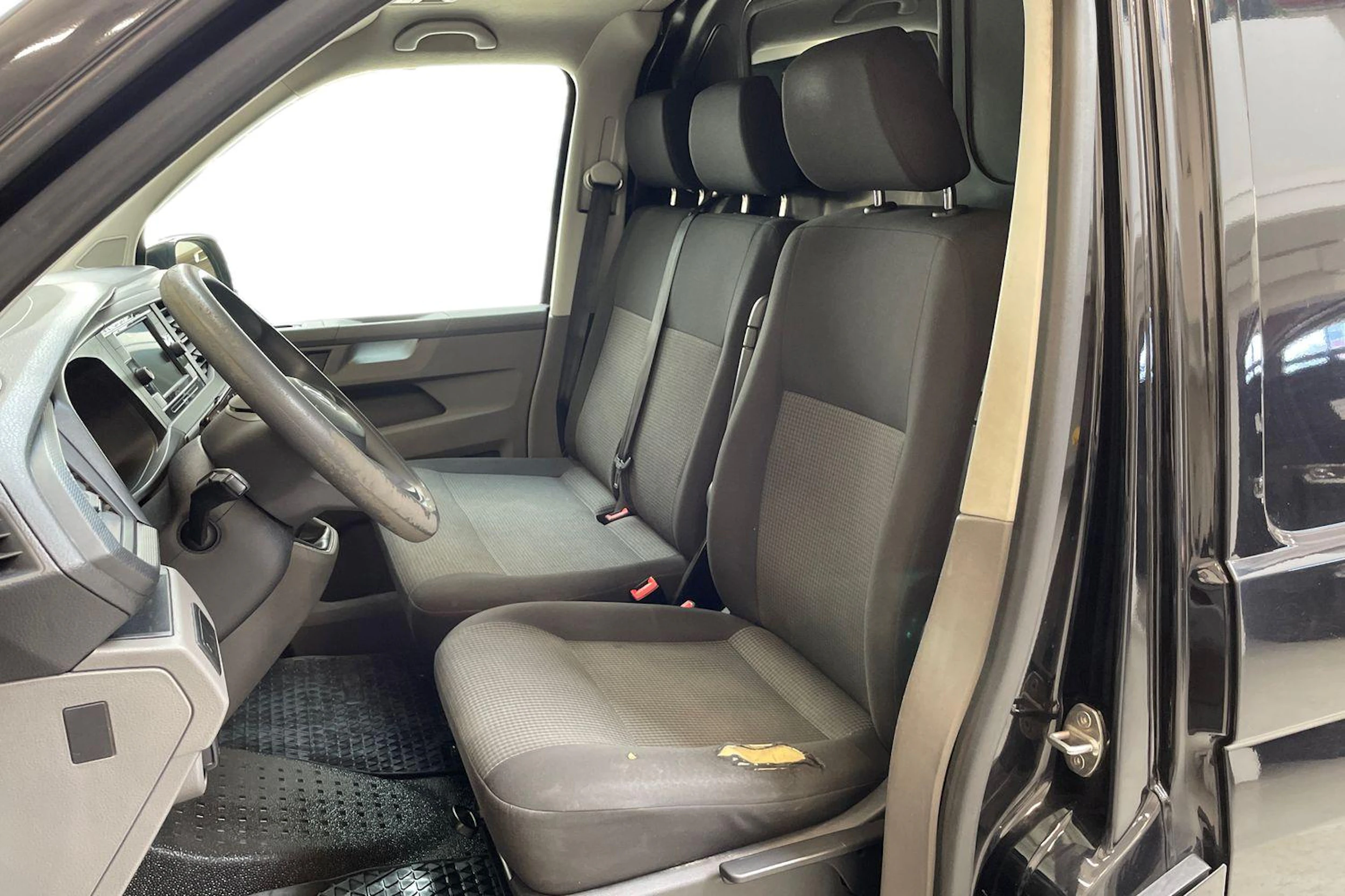 musta Volkswagen Transporter 2020 kuva 6.