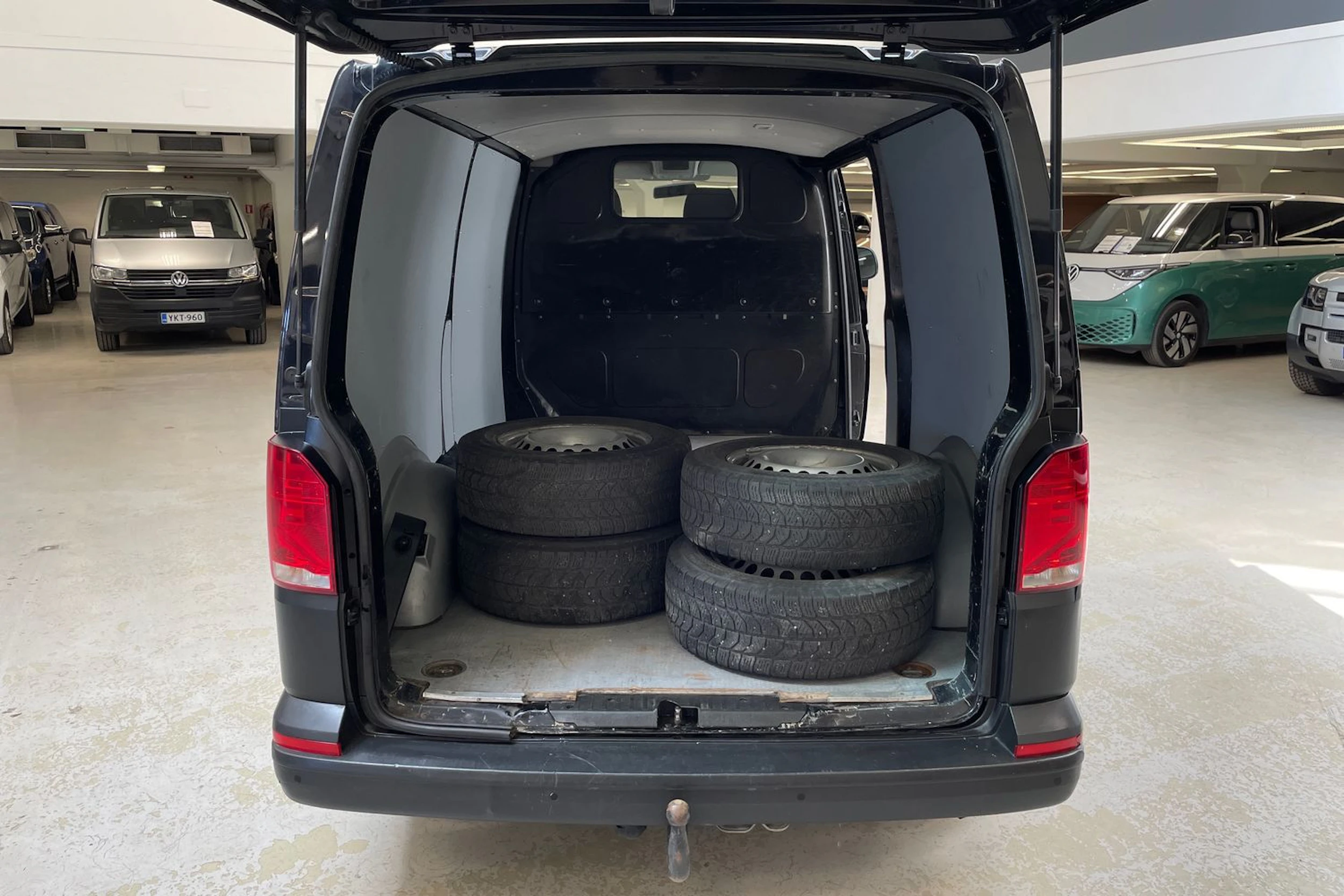 musta Volkswagen Transporter 2020 kuva 11.