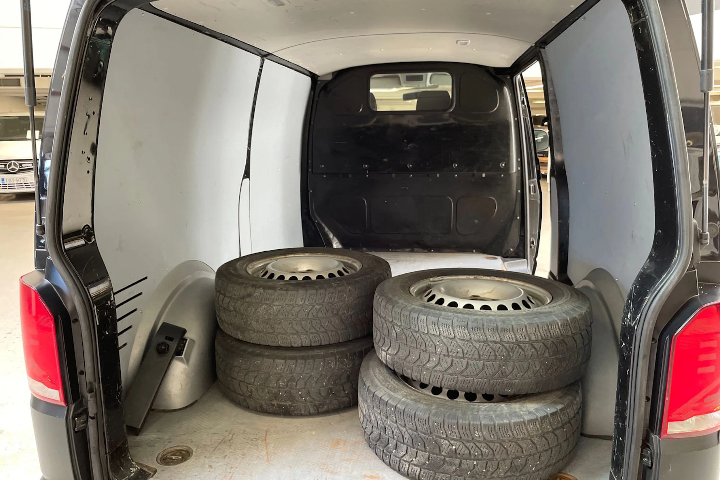 musta Volkswagen Transporter 2020 kuva 12.