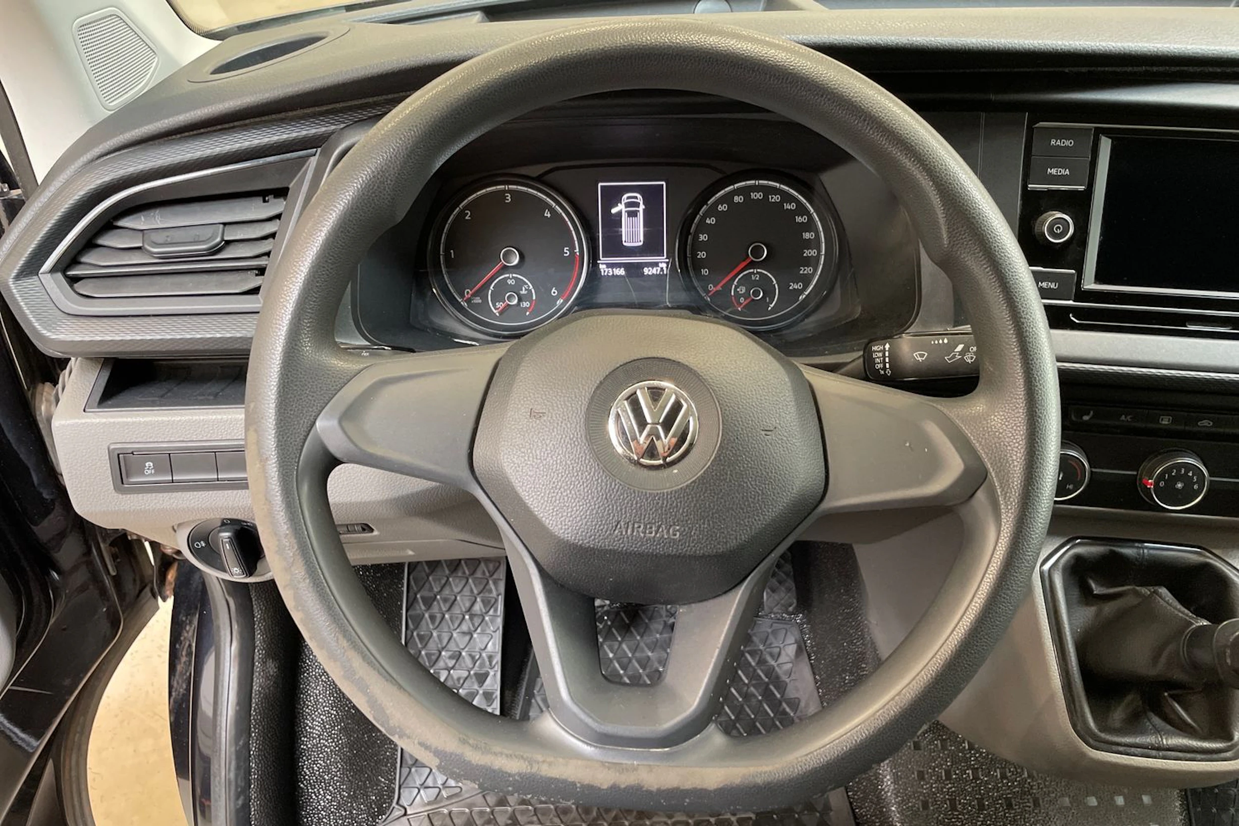 musta Volkswagen Transporter 2020 kuva 13.