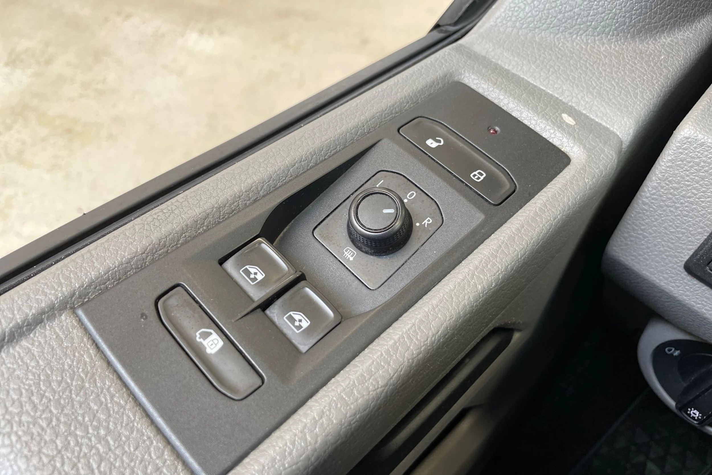 musta Volkswagen Transporter 2020 kuva 23.