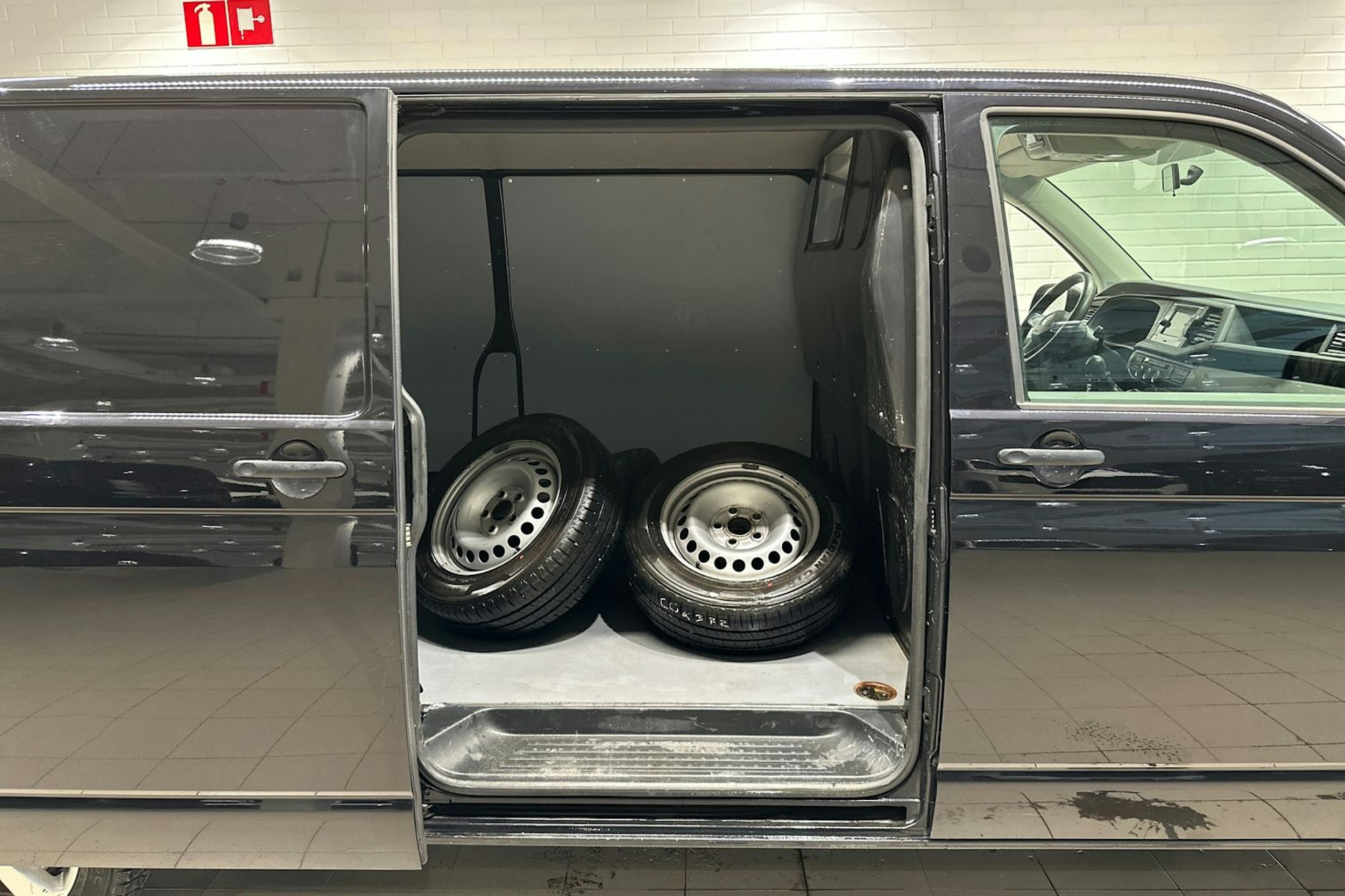 musta Volkswagen Transporter 2020 kuva 23.