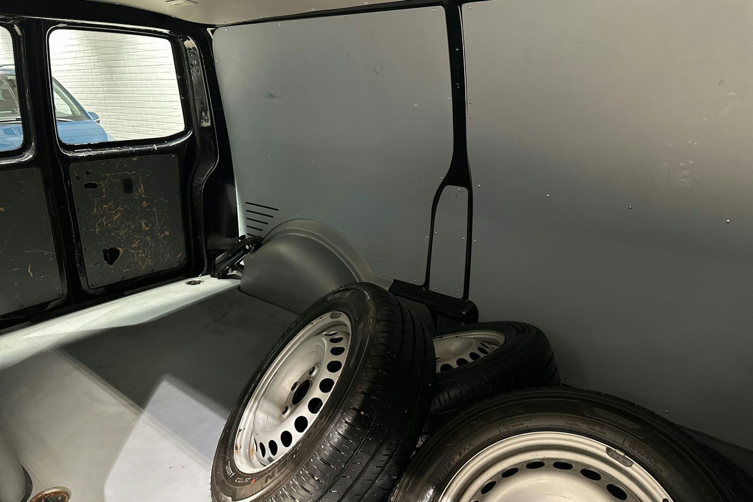 musta Volkswagen Transporter 2020 kuva 24.