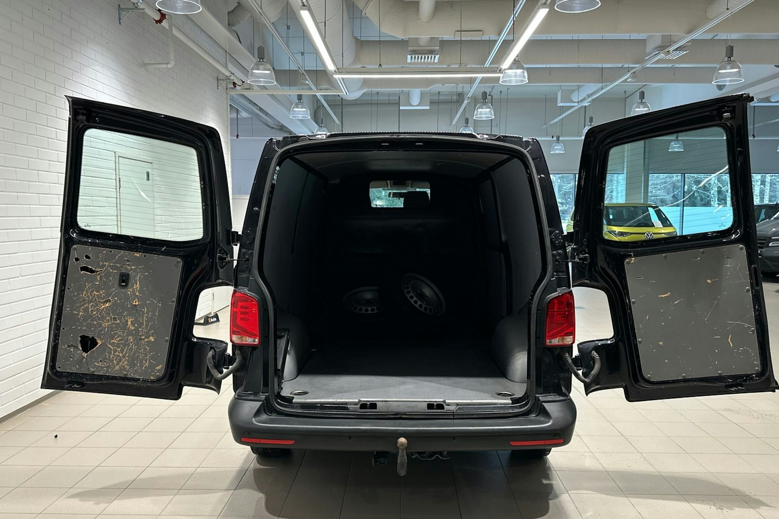 musta Volkswagen Transporter 2020 kuva 26.