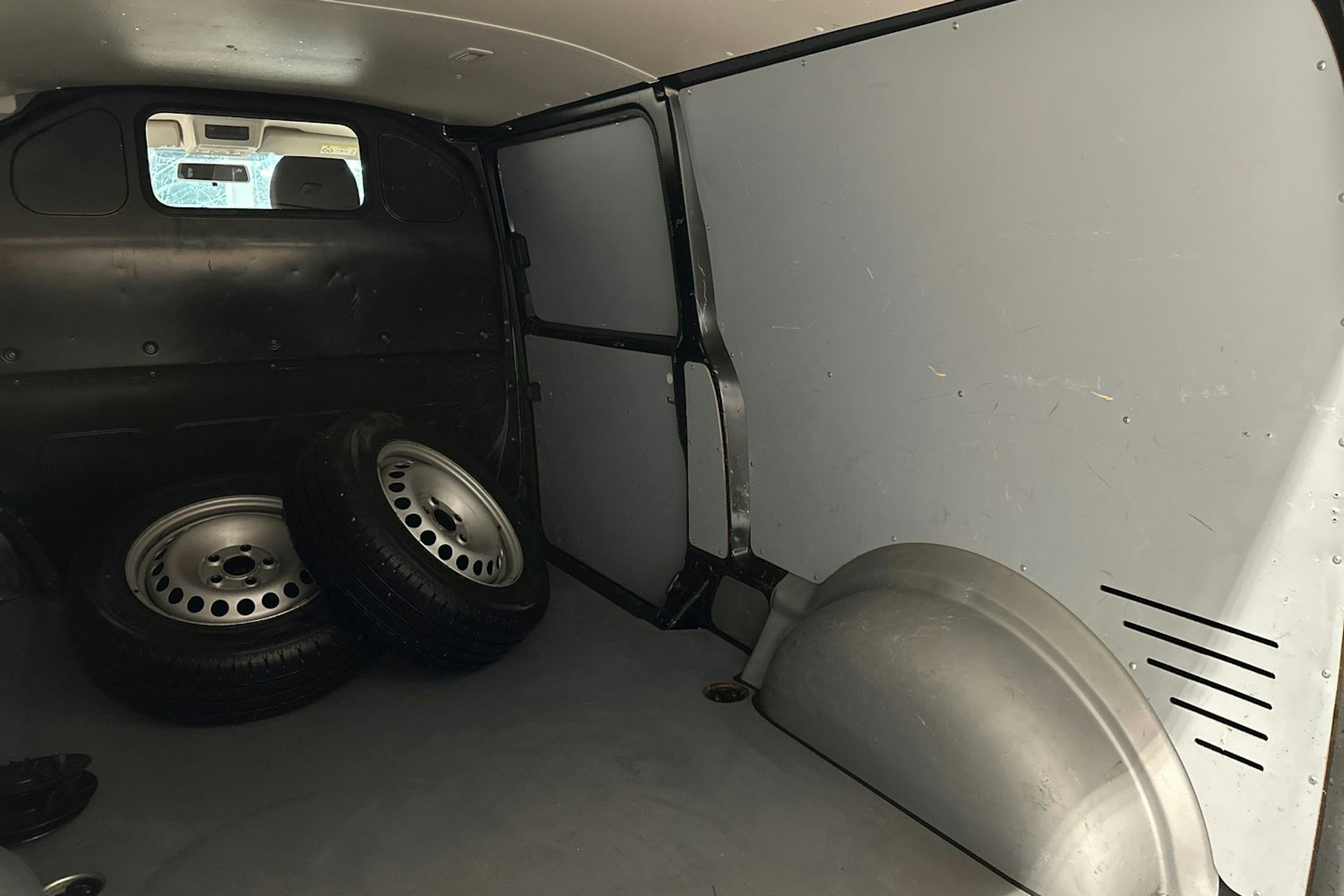 musta Volkswagen Transporter 2020 kuva 28.