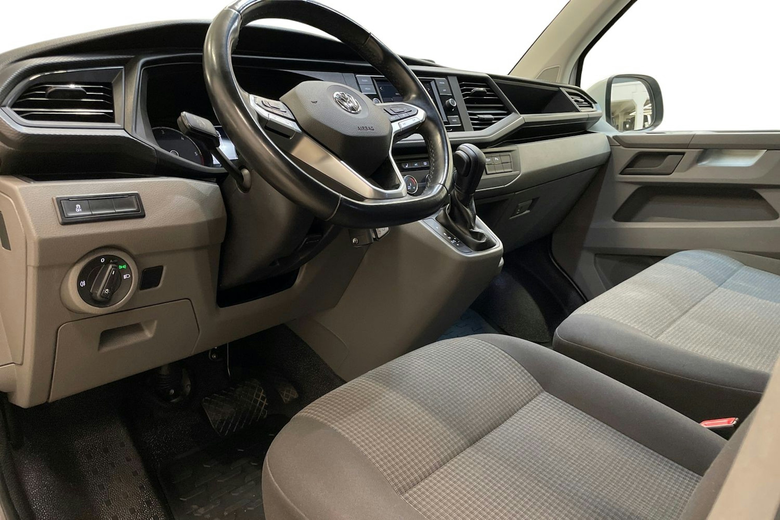 valkoinen Volkswagen Transporter 2020 kuva 7.