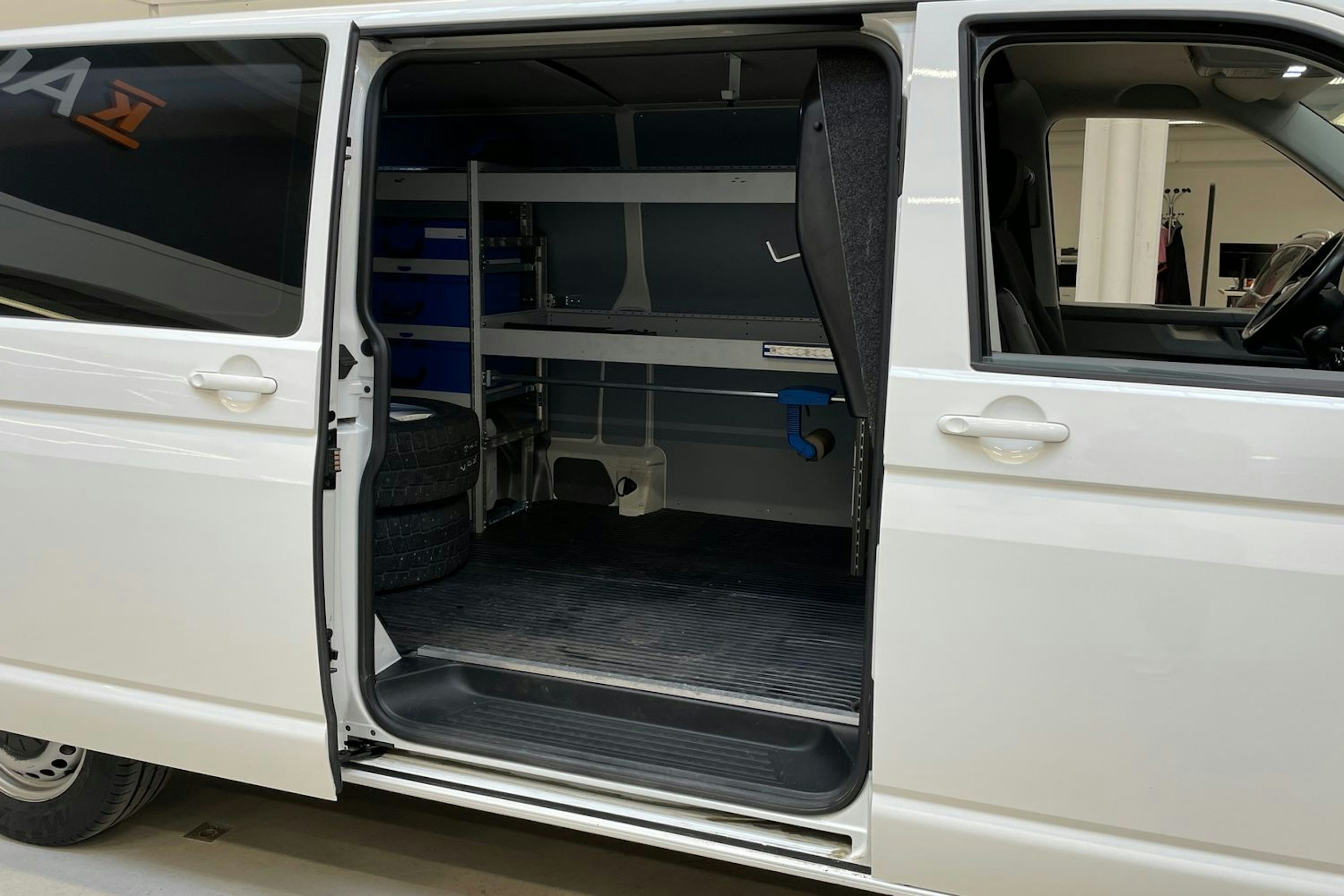 valkoinen Volkswagen Transporter 2020 kuva 13.