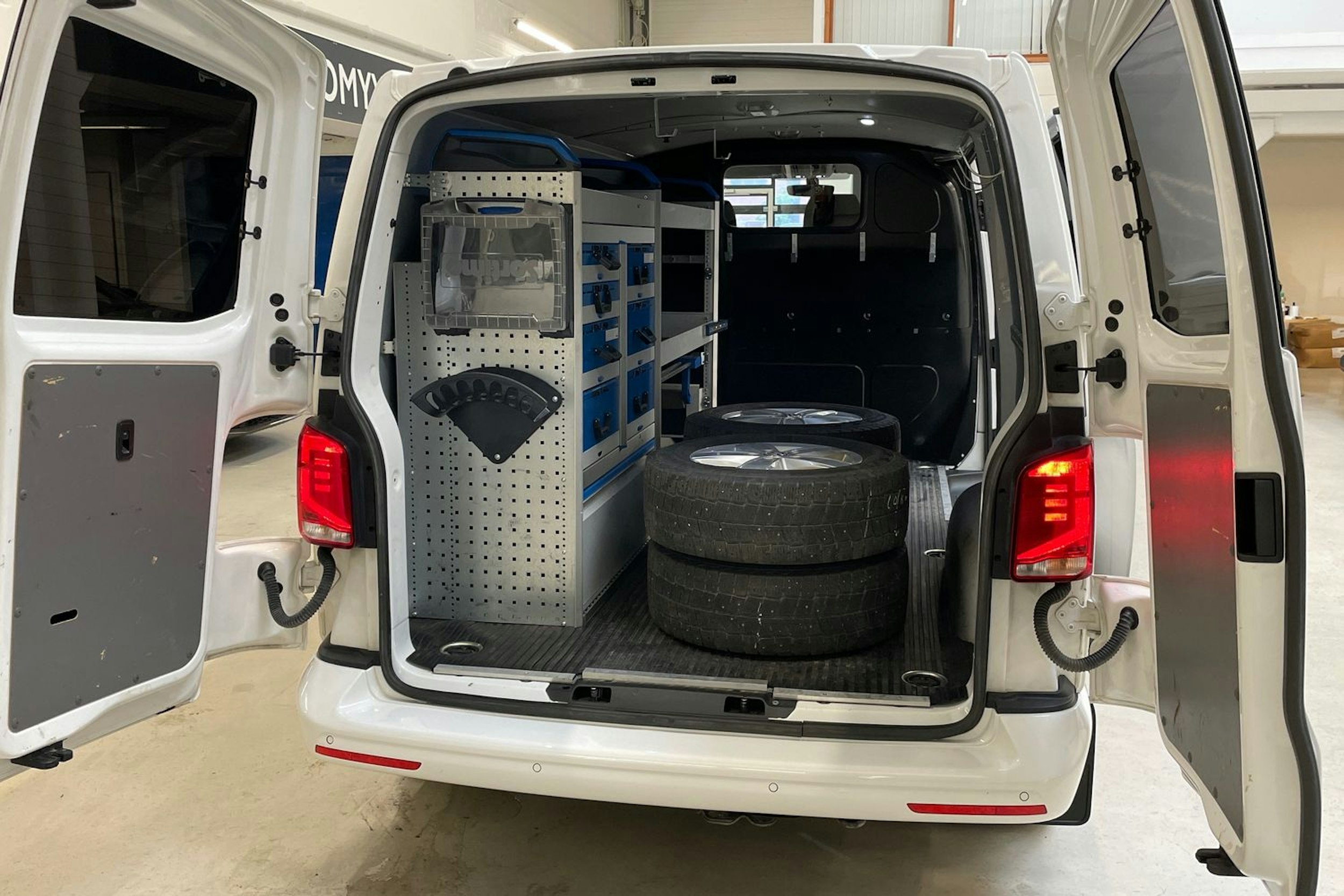 valkoinen Volkswagen Transporter 2020 kuva 14.