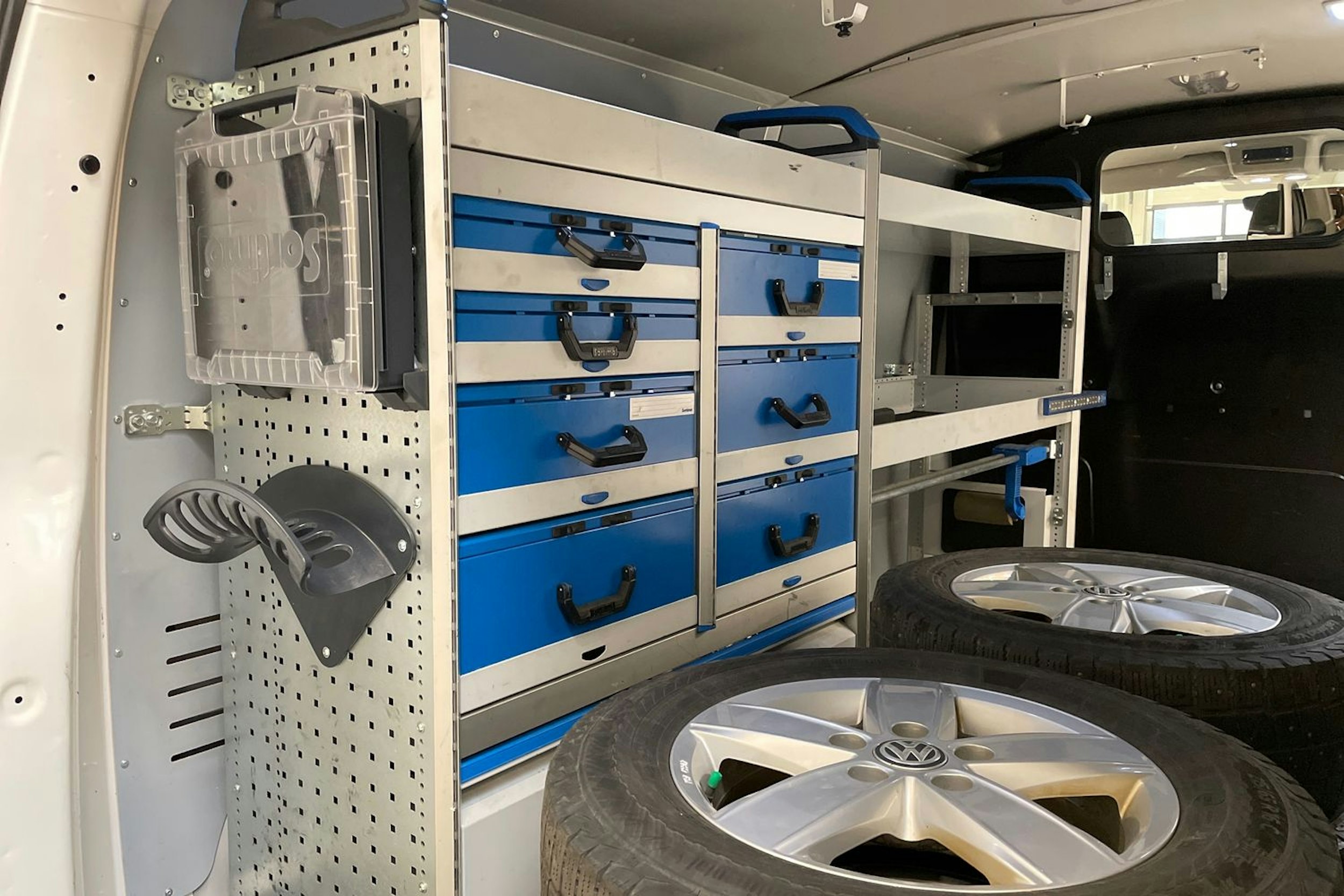 valkoinen Volkswagen Transporter 2020 kuva 16.