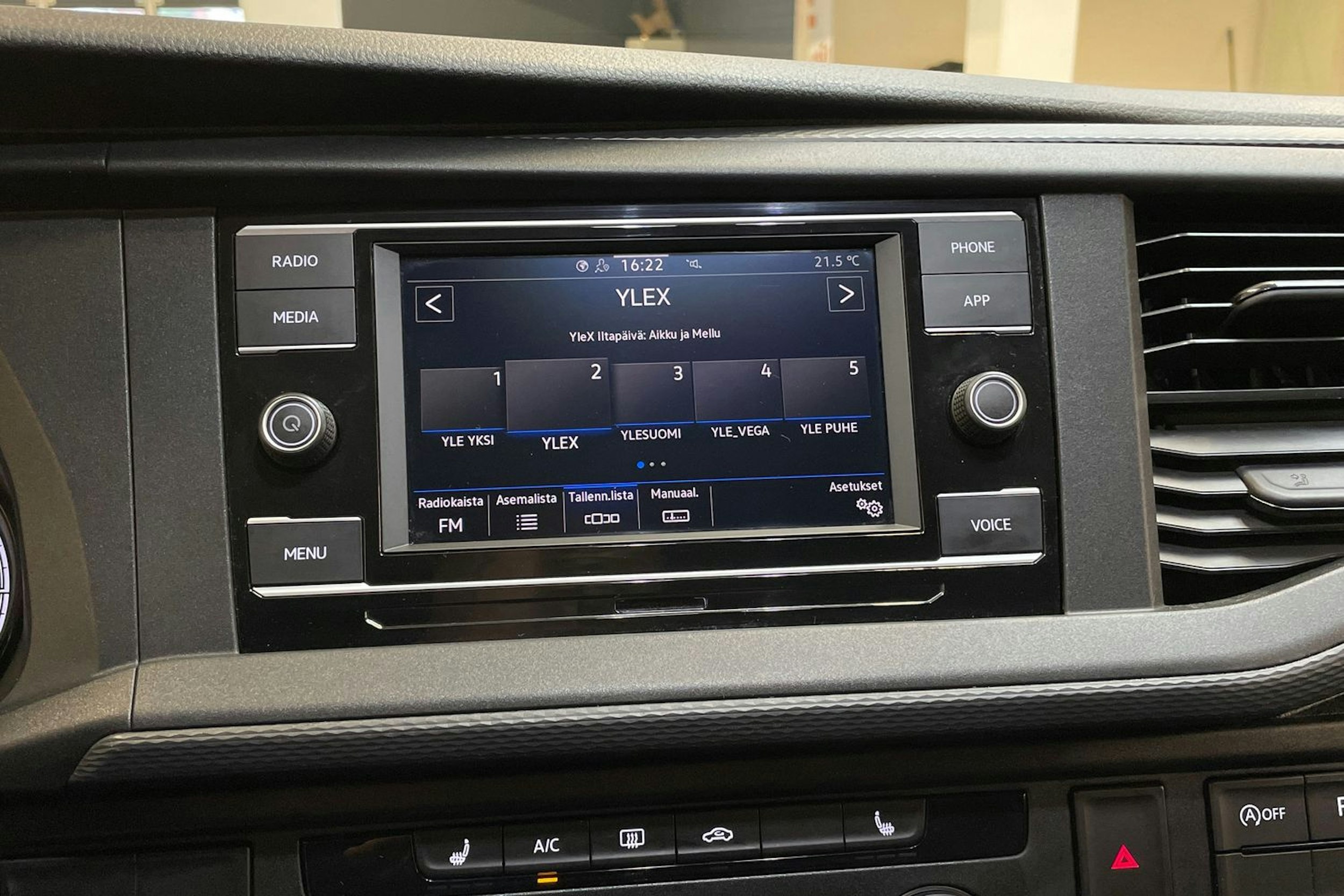 valkoinen Volkswagen Transporter 2020 kuva 19.
