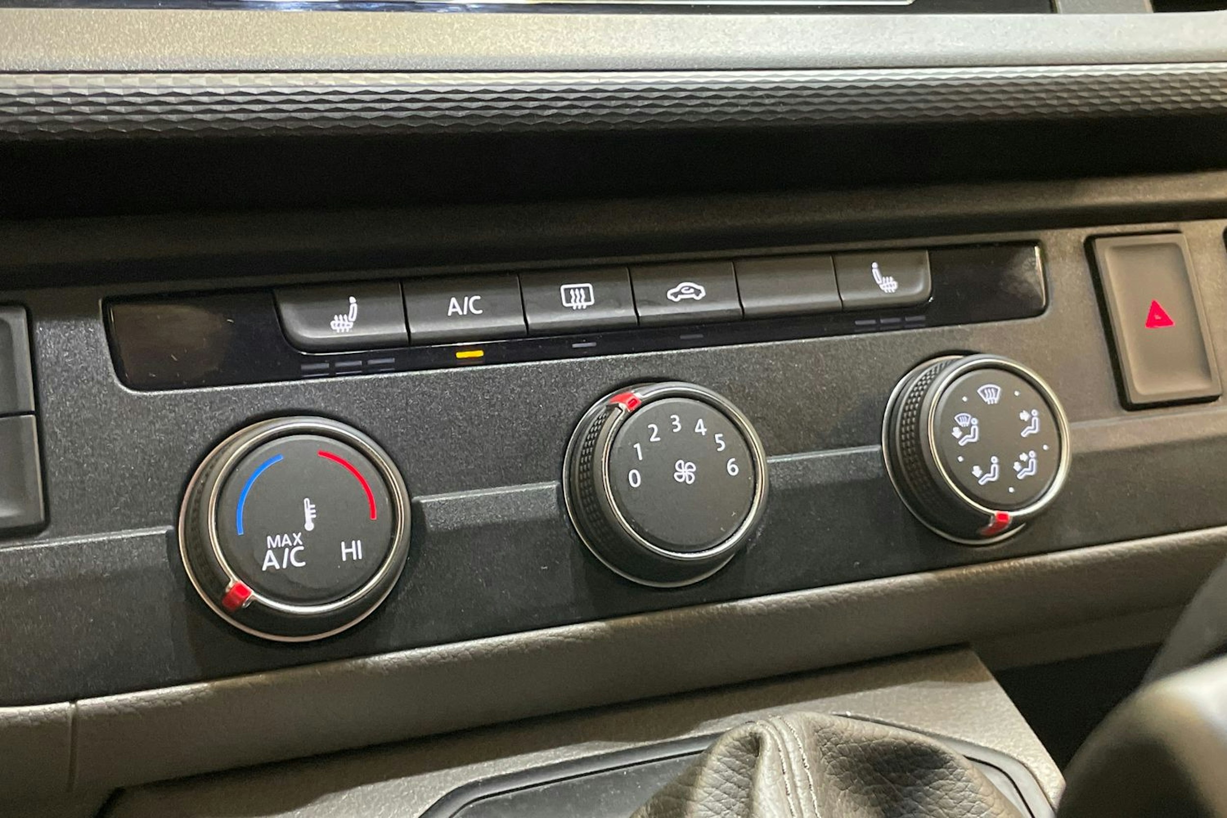 valkoinen Volkswagen Transporter 2020 kuva 20.