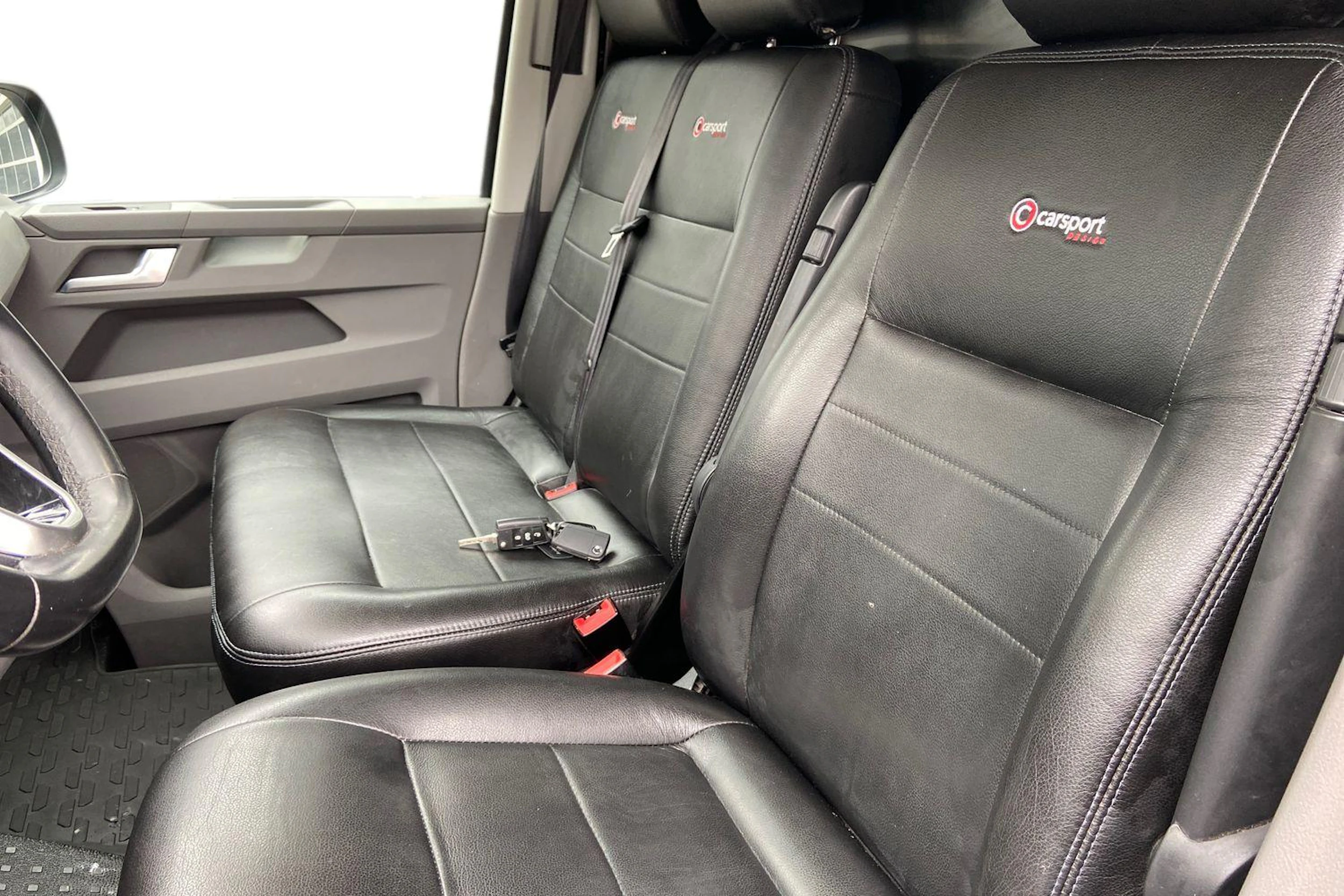 harmaa Volkswagen Transporter 2020 kuva 6.