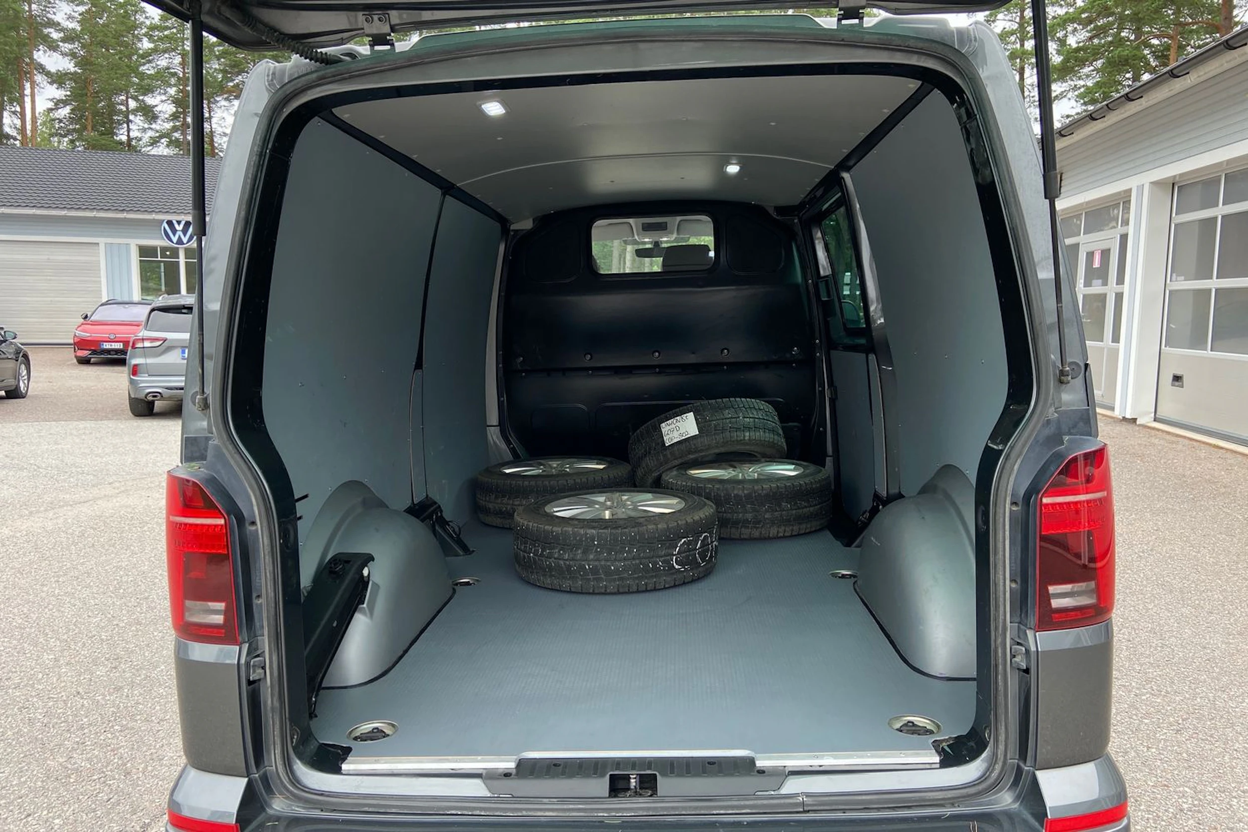 harmaa Volkswagen Transporter 2020 kuva 12.