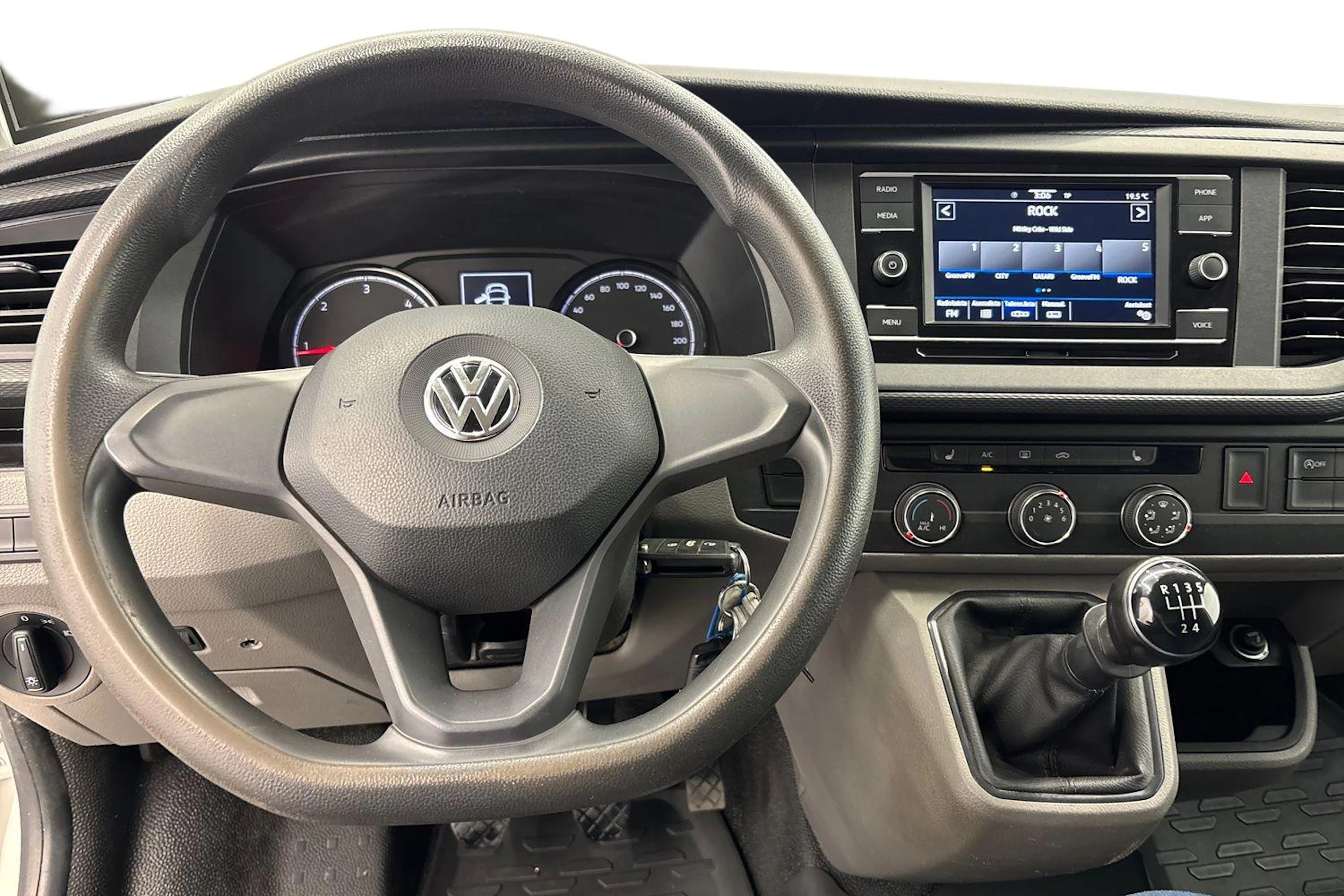 valkoinen Volkswagen Transporter 2020 kuva 7.