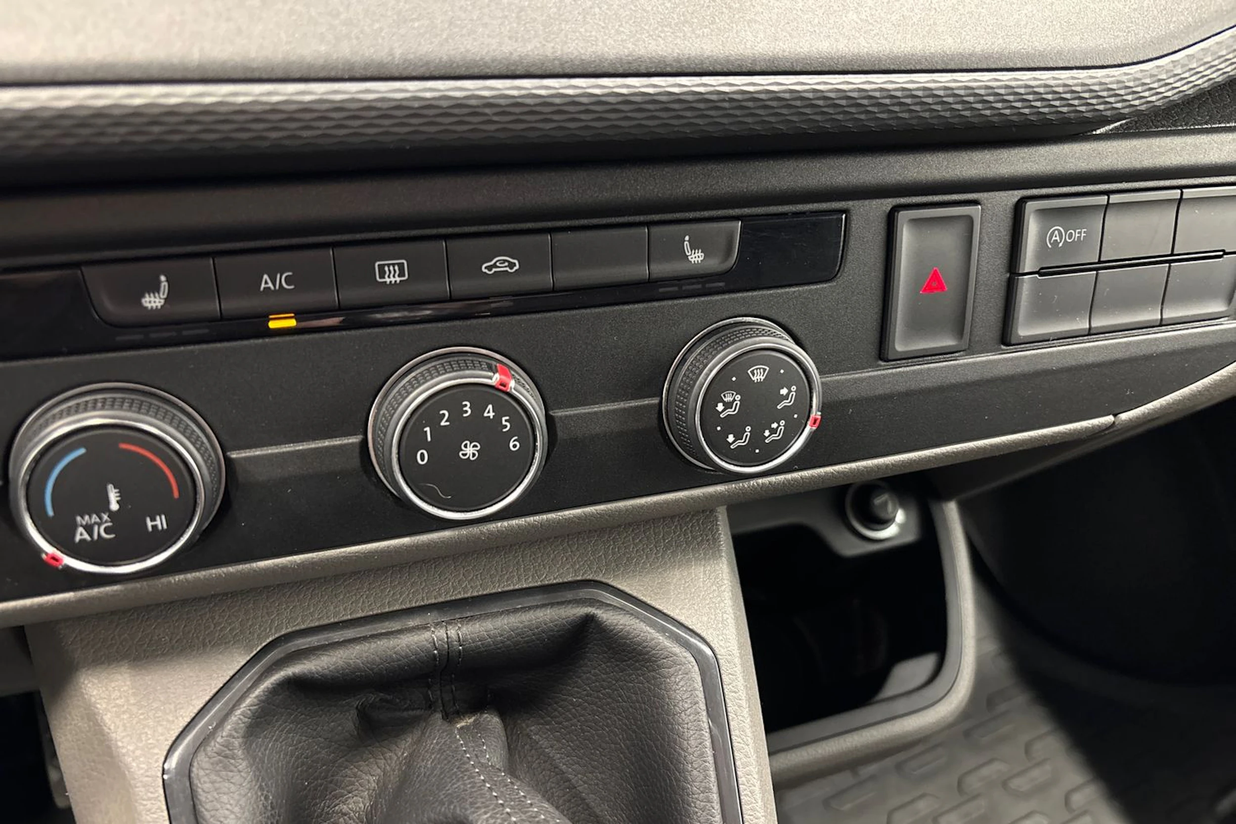 valkoinen Volkswagen Transporter 2020 kuva 12.