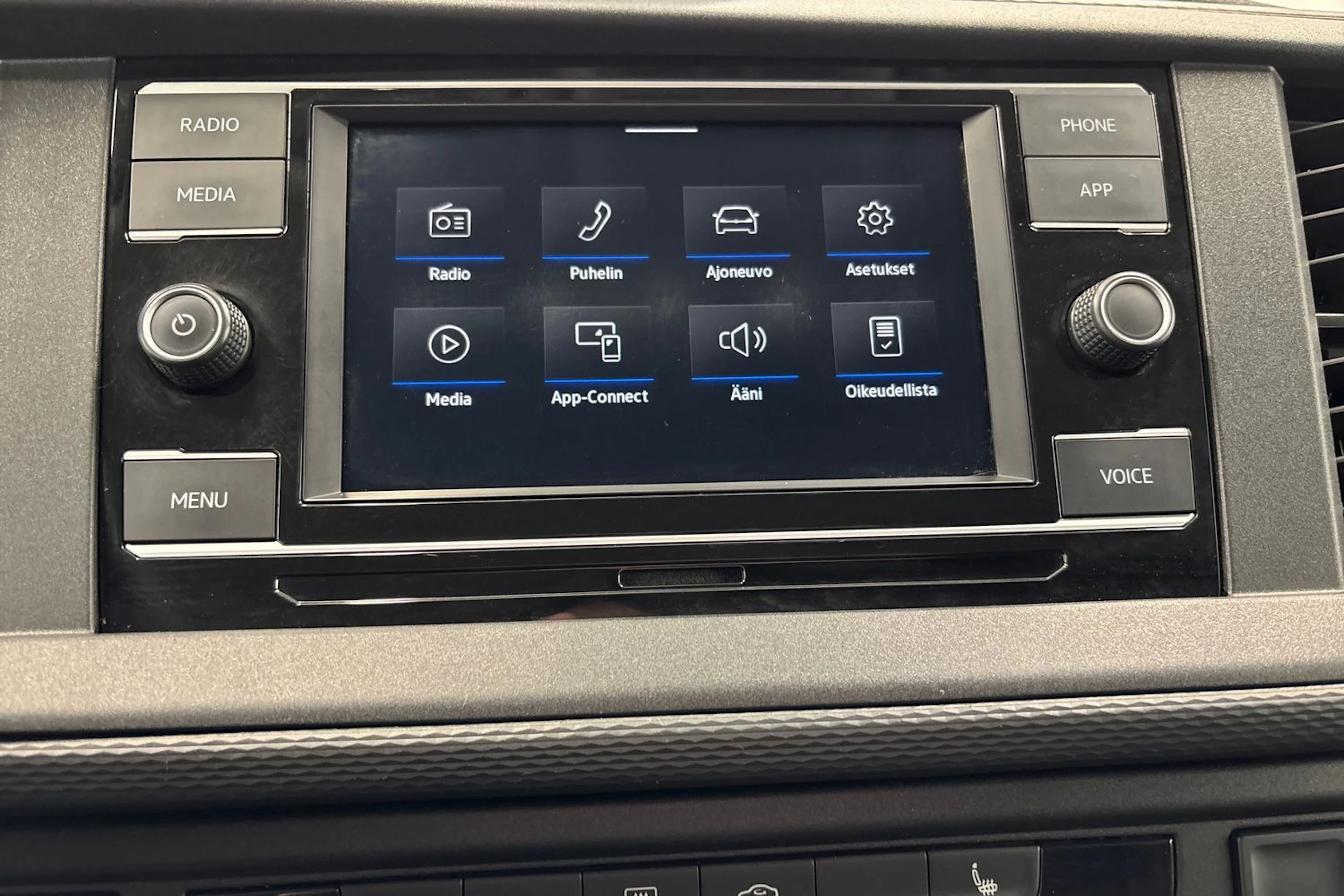 valkoinen Volkswagen Transporter 2020 kuva 16.