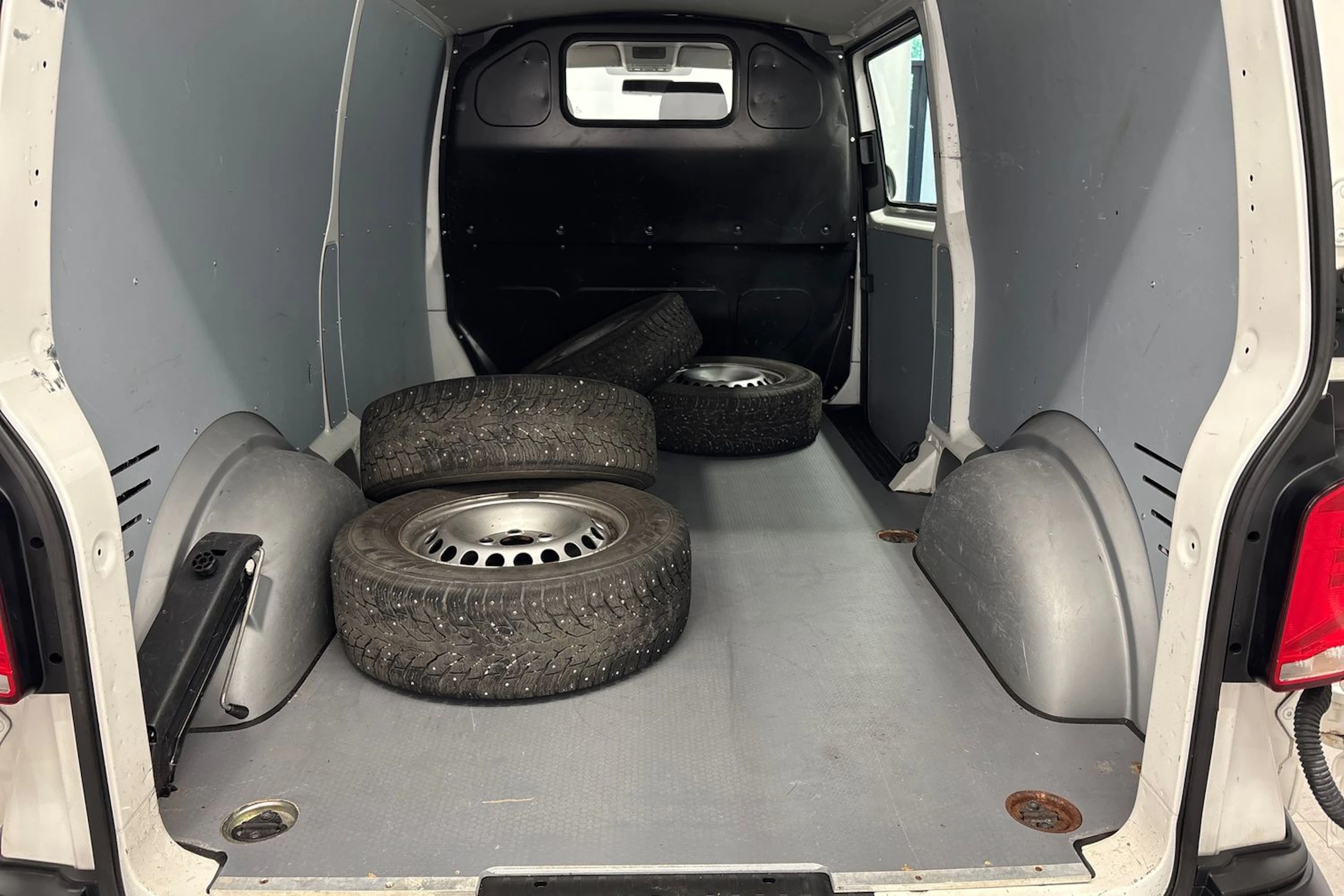 valkoinen Volkswagen Transporter 2020 kuva 19.