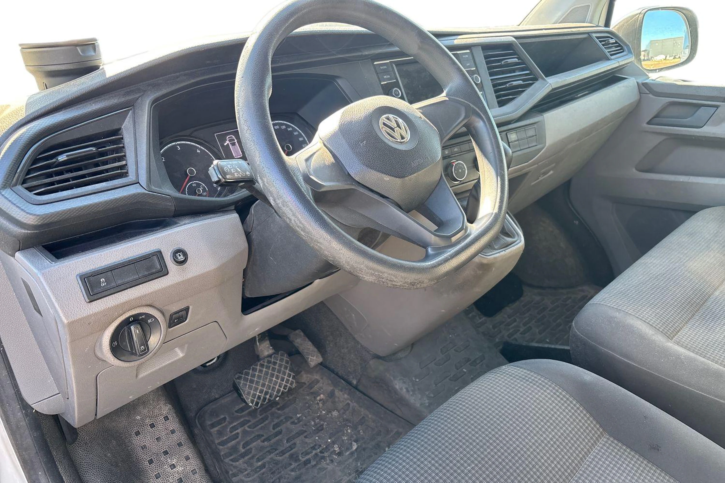 valkoinen Volkswagen Transporter 2020 kuva 3.