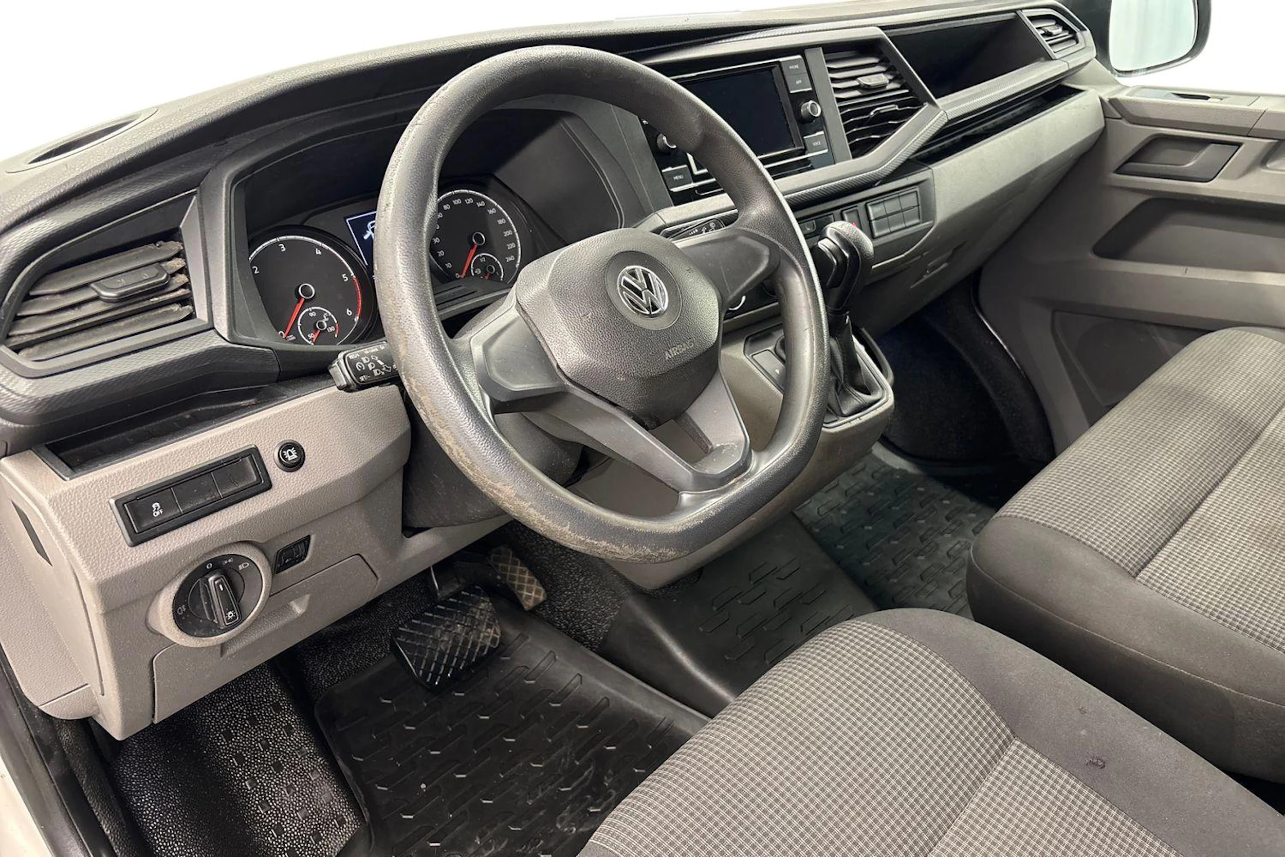 valkoinen Volkswagen Transporter 2020 kuva 8.