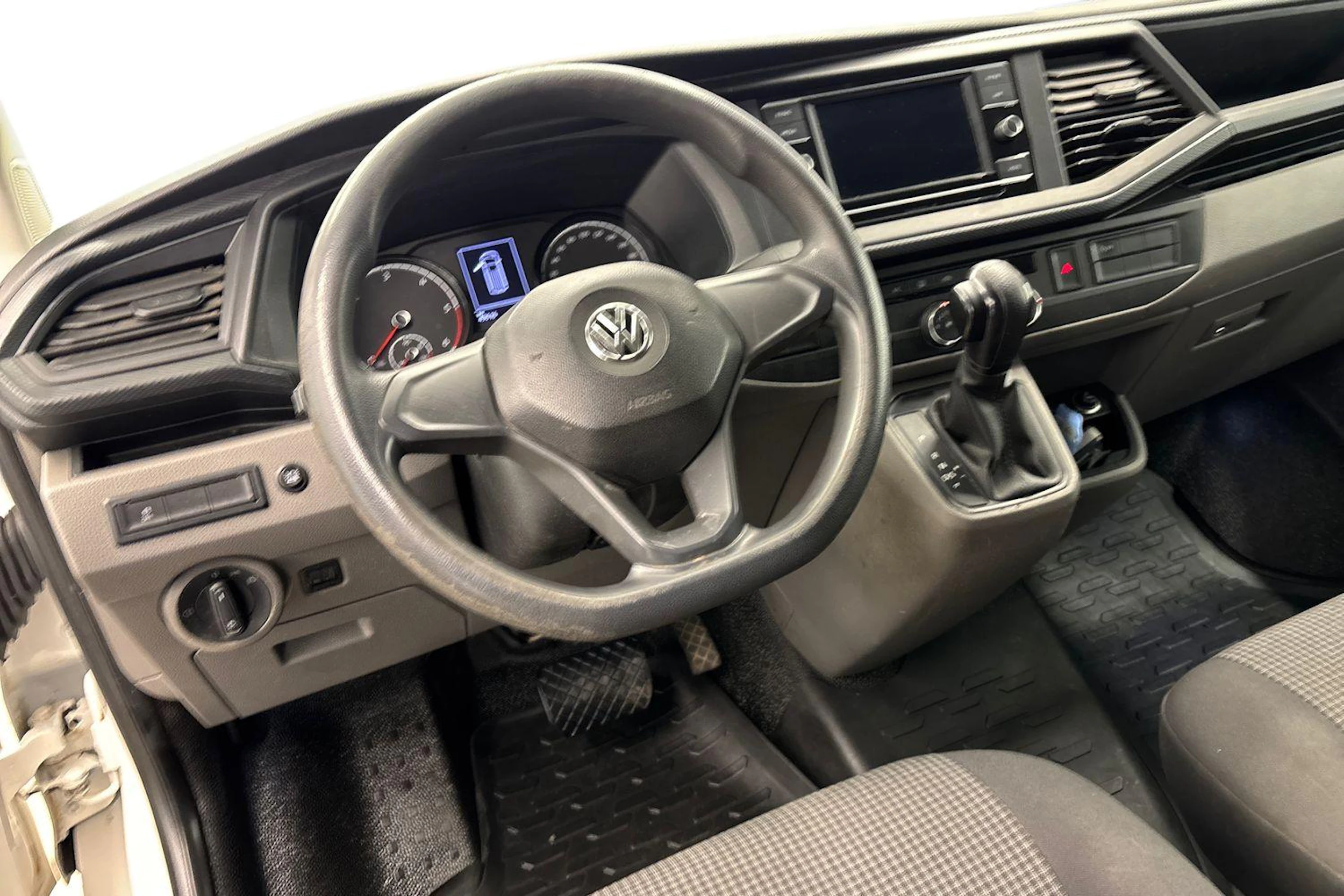 valkoinen Volkswagen Transporter 2020 kuva 9.