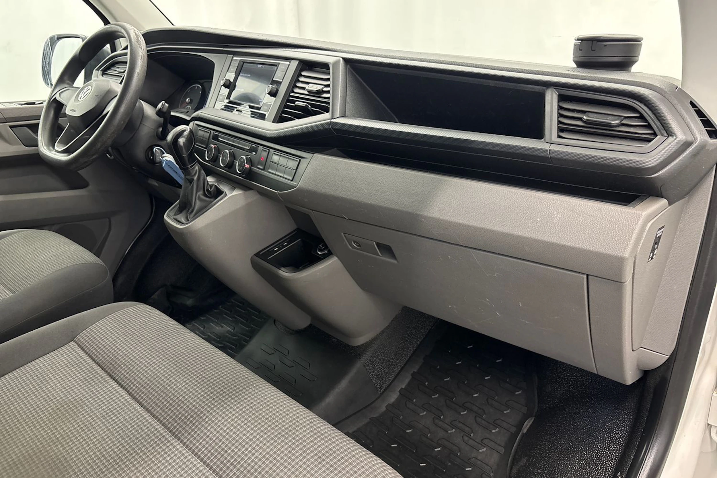 valkoinen Volkswagen Transporter 2020 kuva 21.