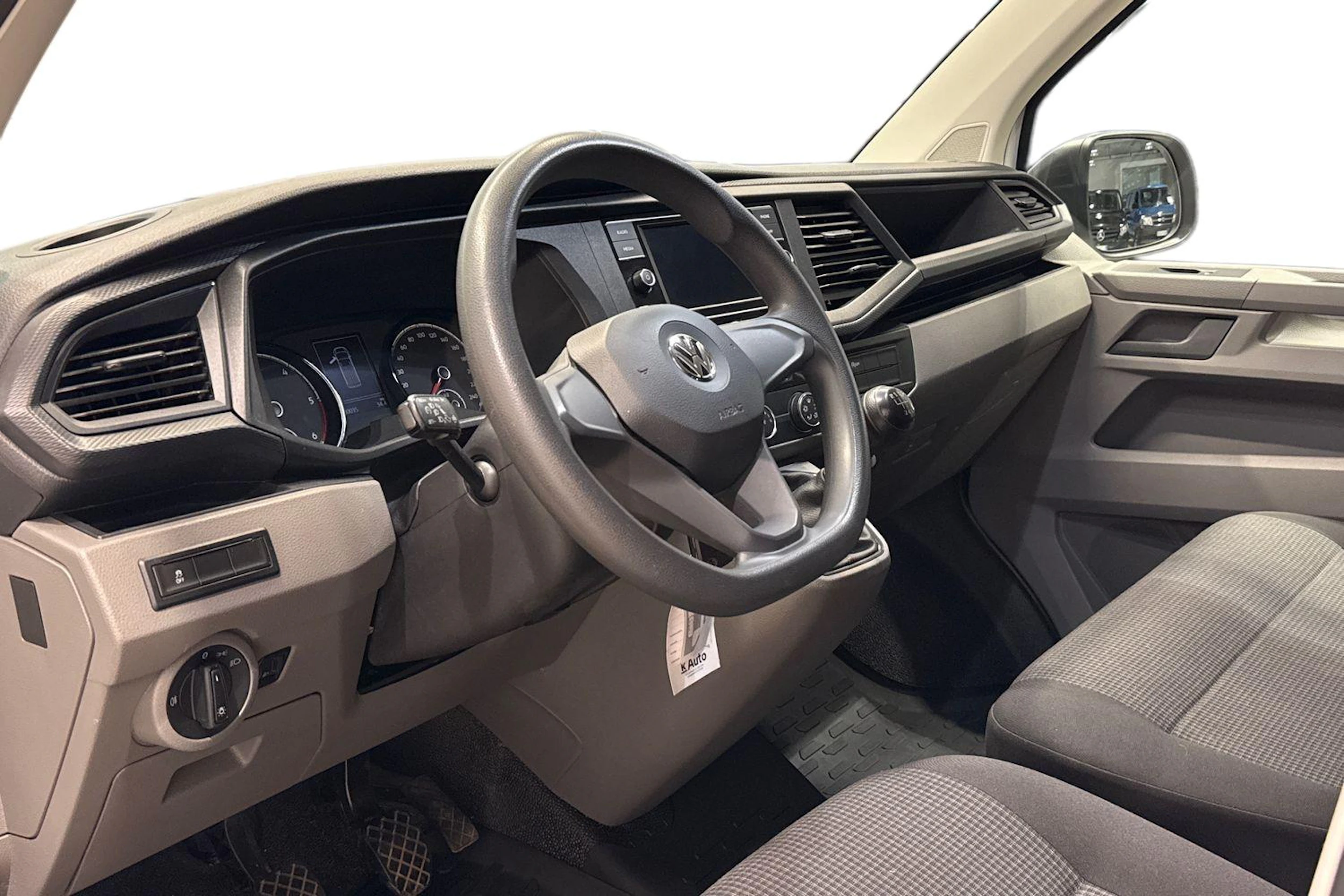 valkoinen Volkswagen Transporter 2020 kuva 8.