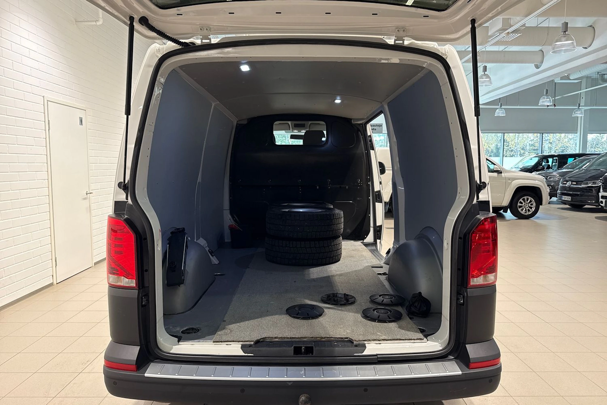 valkoinen Volkswagen Transporter 2020 kuva 15.