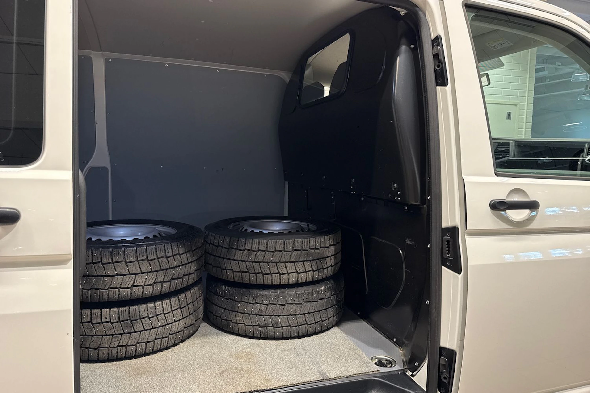 valkoinen Volkswagen Transporter 2020 kuva 16.