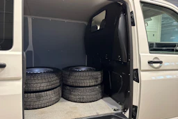 valkoinen Volkswagen Transporter 2020 kuva 16.