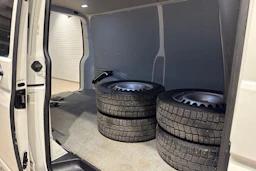 valkoinen Volkswagen Transporter 2020 kuva 17.