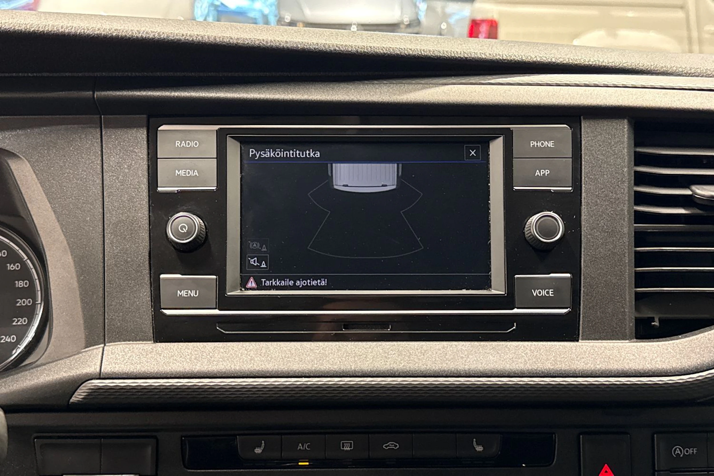 valkoinen Volkswagen Transporter 2020 kuva 21.