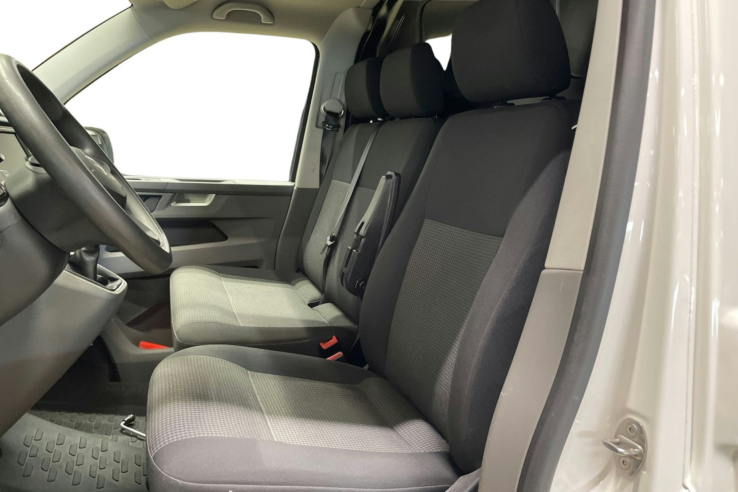 valkoinen Volkswagen Transporter 2020 kuva 10.