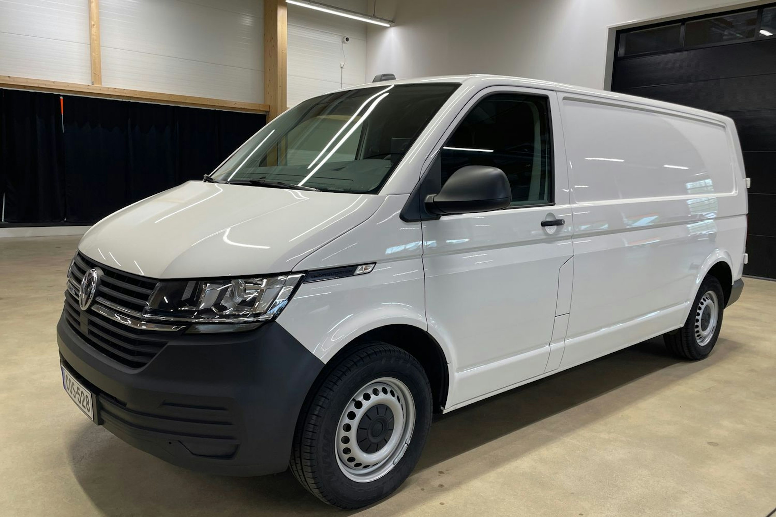 valkoinen Volkswagen Transporter 2020 kuva 13.