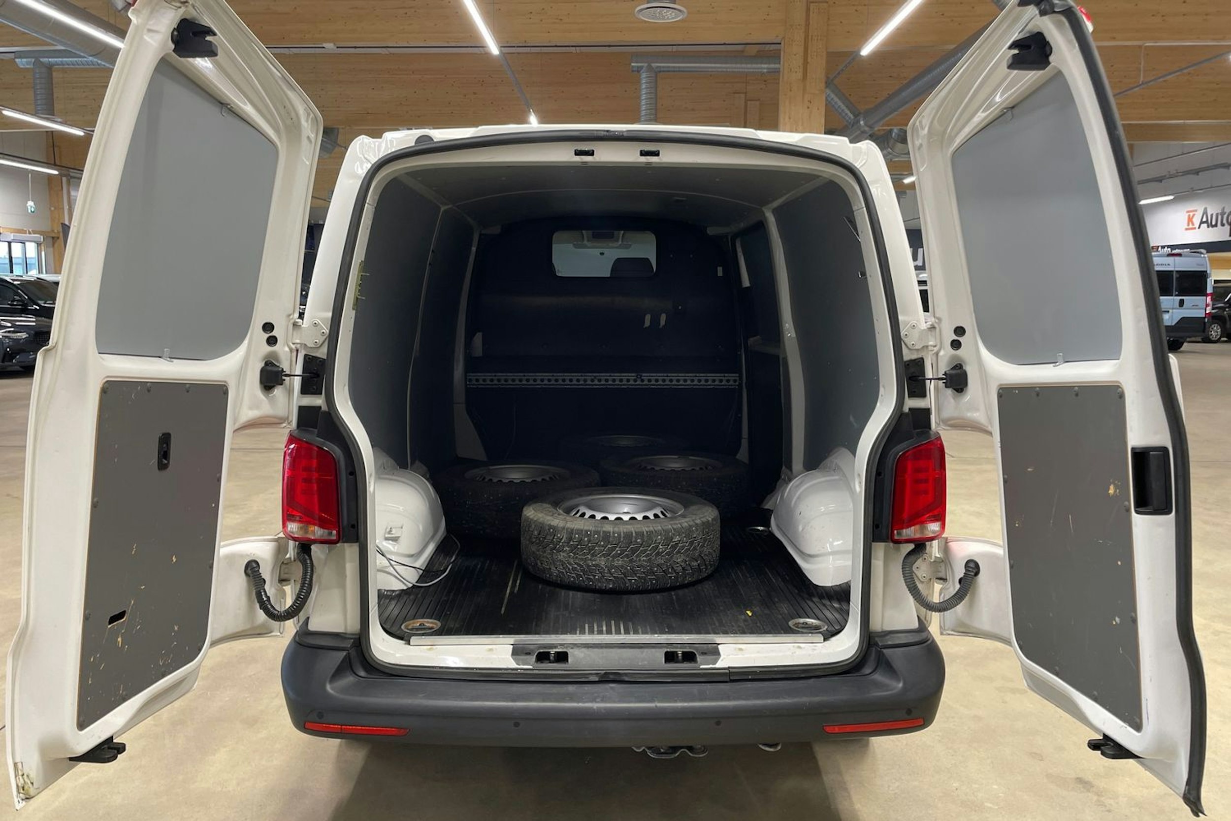 valkoinen Volkswagen Transporter 2020 kuva 15.